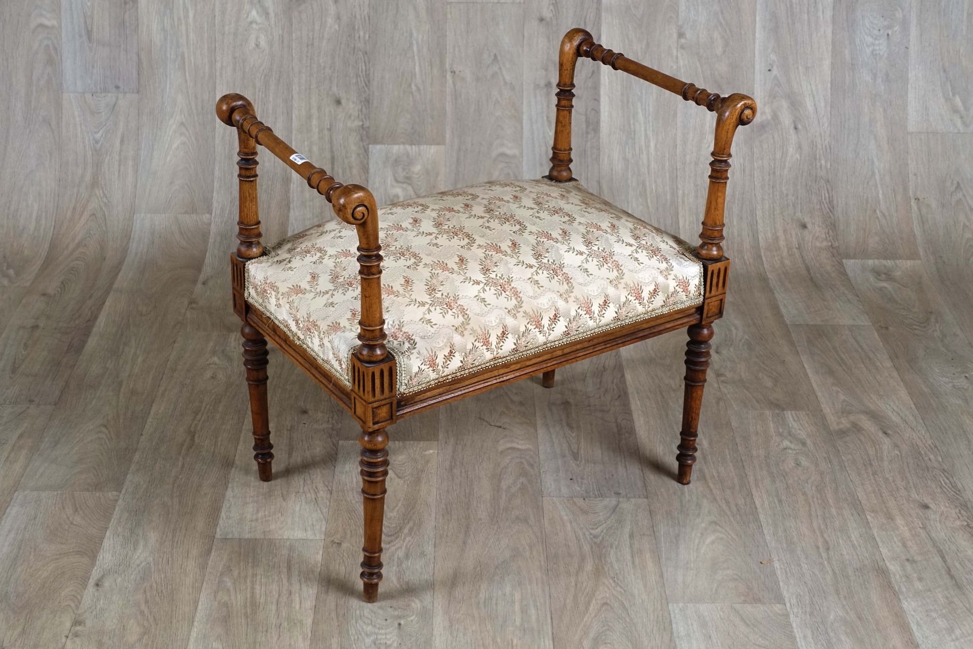 Banquette. 双人扶手，带卷轴。腰带笔直，腿部转弯。胡桃木材质的花色丝绸软垫。约1900年。