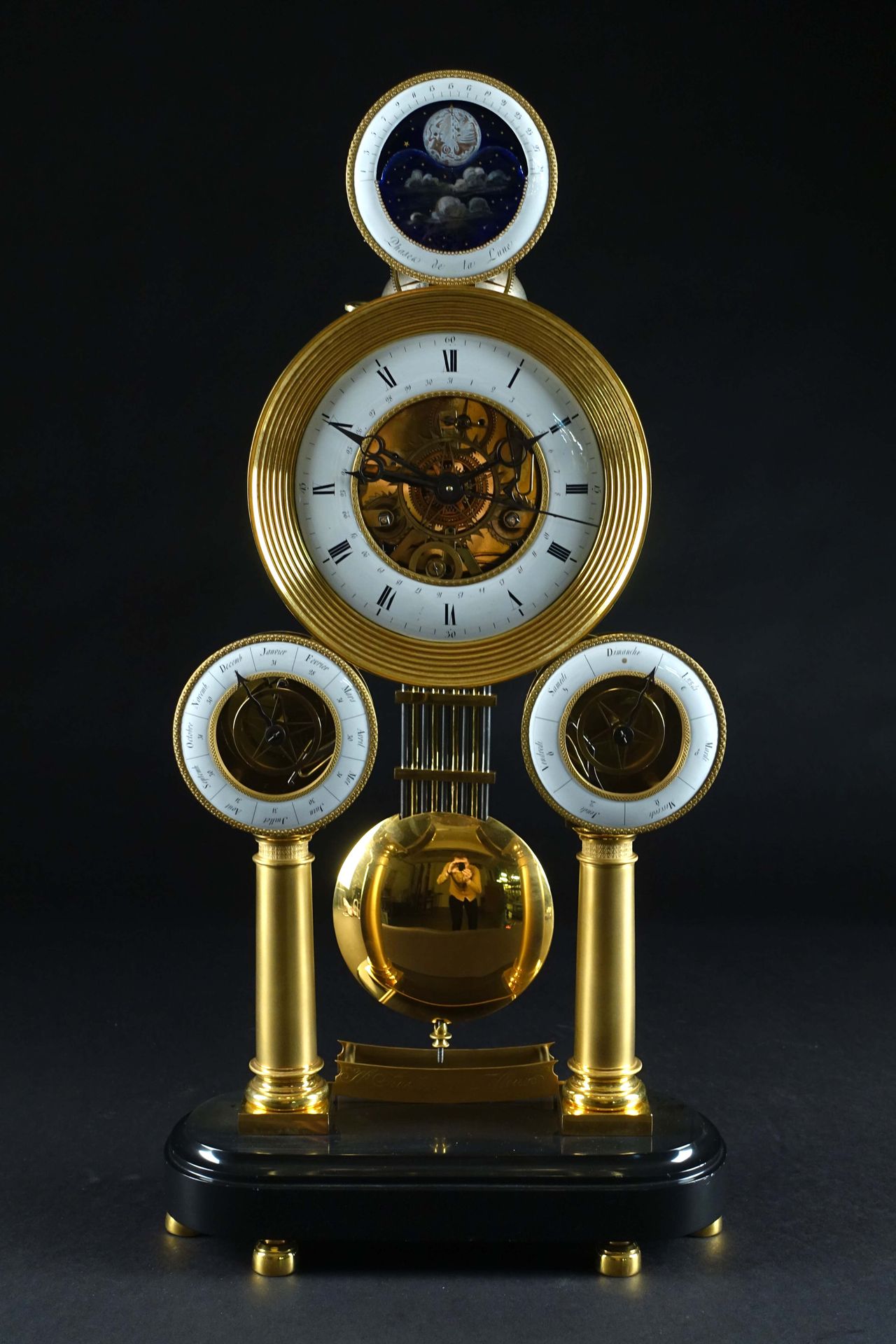 Sarton à Tilleur. 具有复杂功能的重要骨架钟。表盘，中央环形（带秒针），显示小时、分钟和日期，有阿拉伯和罗马数字的索引，上面有一个专门显示月相的&hellip;