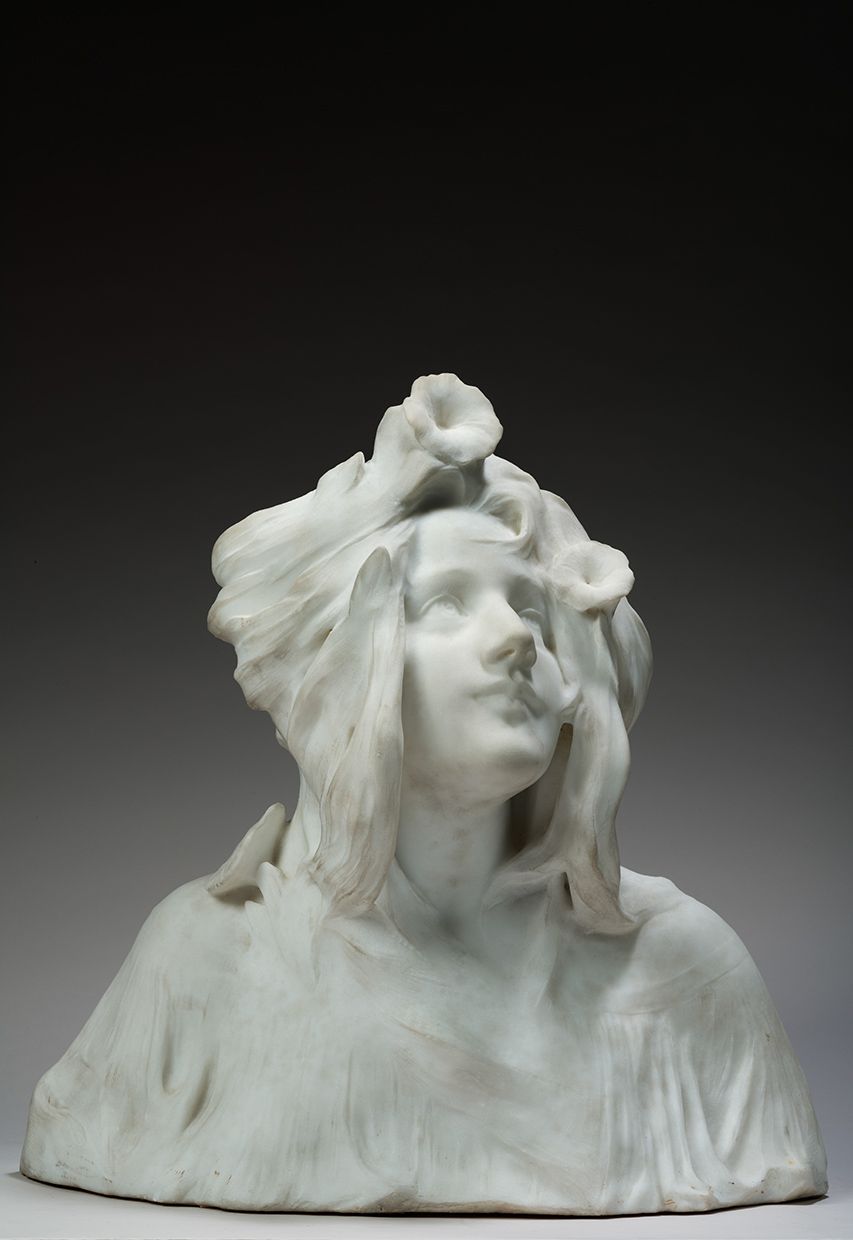 Edouard Fortini (1862 - ? ). 一个年轻女人的半身像。大理石雕刻，并在底座右下方签名。尺寸：48 x 52厘米。狀況報告 : 底部有一&hellip;