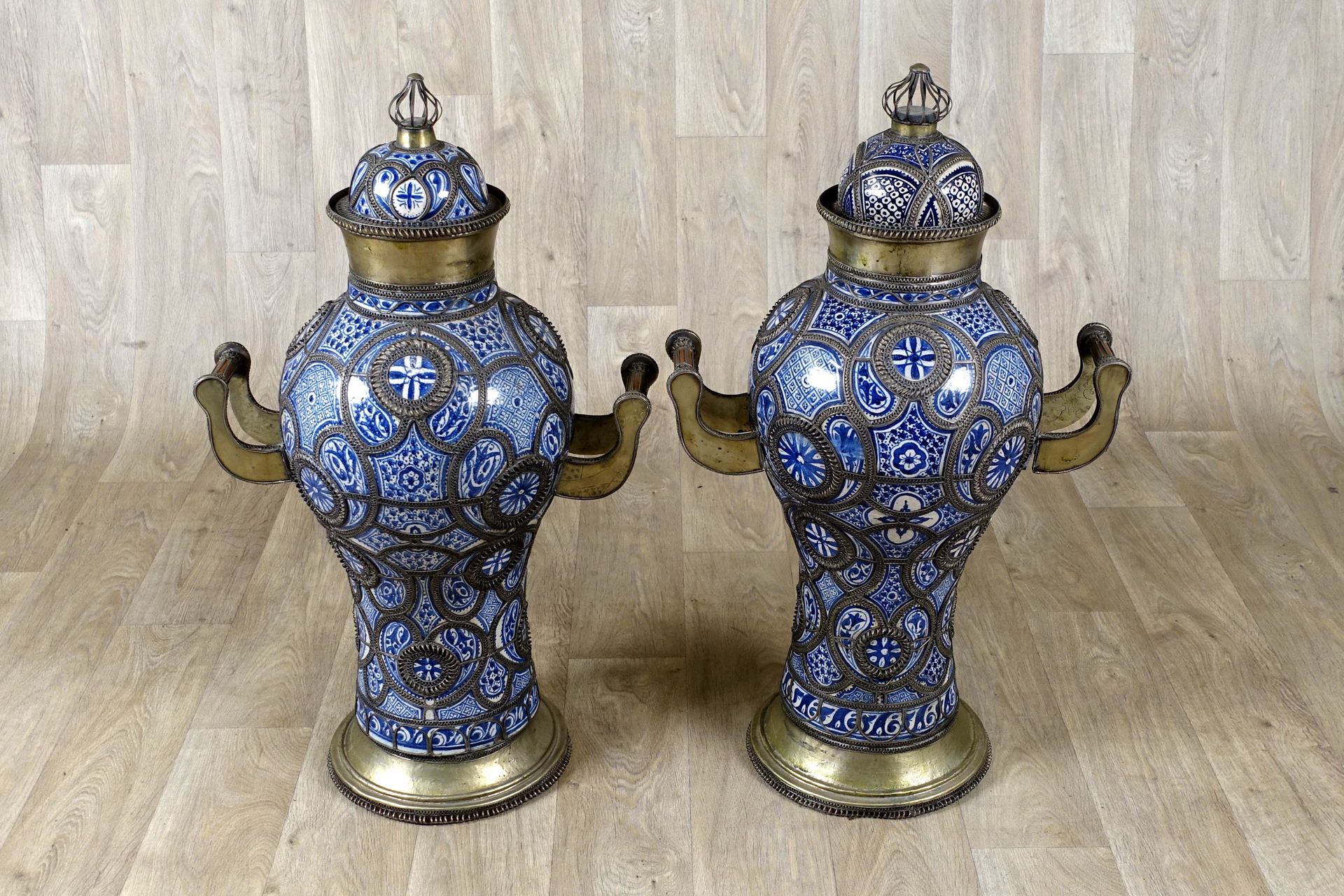 Fès. Un paio di grandi vasi ricoperti di khabia. Terracotta con smalti blu/bianc&hellip;