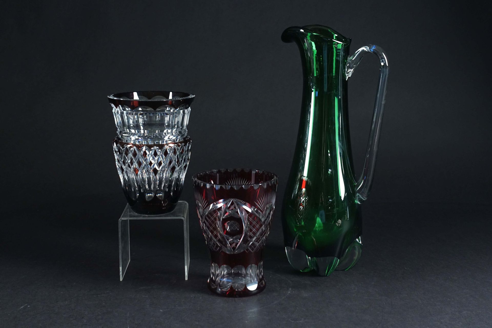Lot. 一个大的穆拉诺彩色玻璃壶（高：38厘米），一个Val-Saint-Lambert切割水晶花瓶（签名，非常小的碎片，高：18厘米）和一个波西米亚玻璃花瓶&hellip;