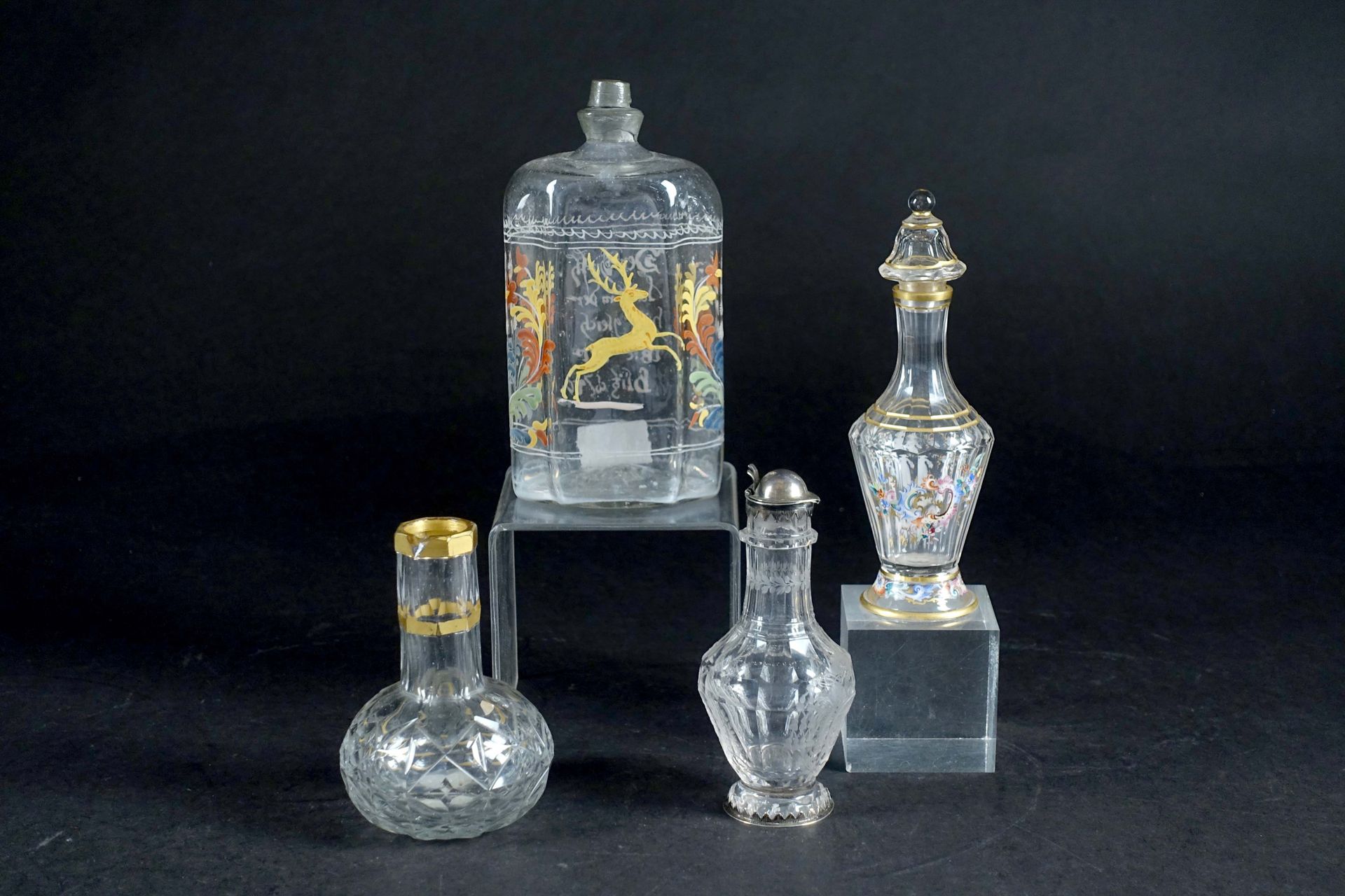 Une bouteille (hauteur : 18 cm) et trois flacons (12 à 17 cm). Vidrio esmaltado &hellip;