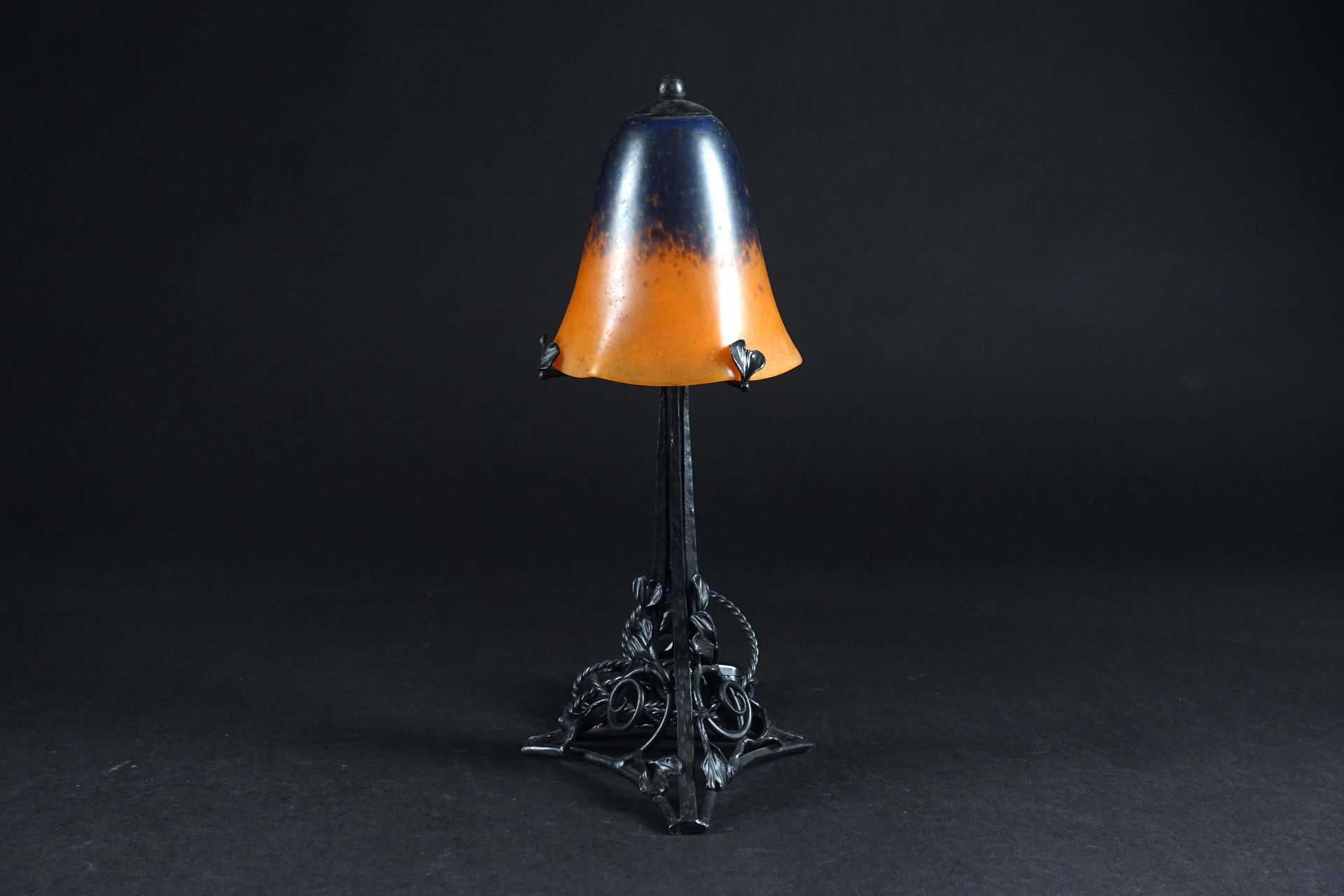 SCHNEIDER. Table lamp Art Nouveau. Cap in marbled glass, with blue and orange gr&hellip;