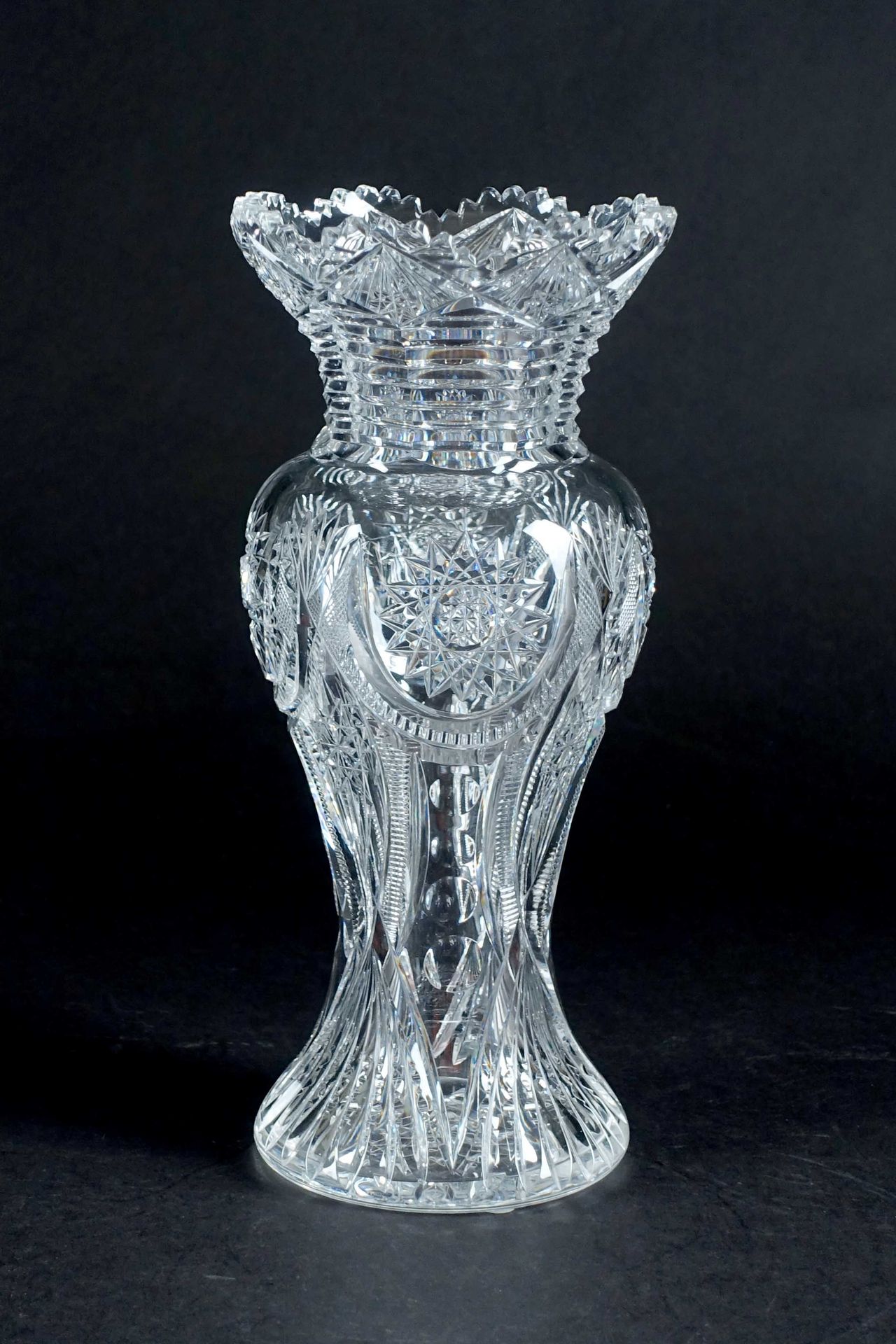 Val-Saint-Lambert. 关于休伯特-福阿吉的创作，在1908年的目录中提到过。Etruscan "花瓶。无色的水晶，有丰富的切割。高度：30.5厘&hellip;