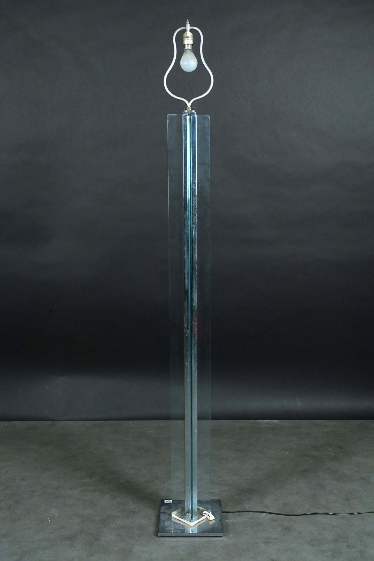 Lampadaire. 有四个玻璃板的直轴。方形底座。镀铬的金属。30年代的作品。状态 : 芯片。身高：185厘米。