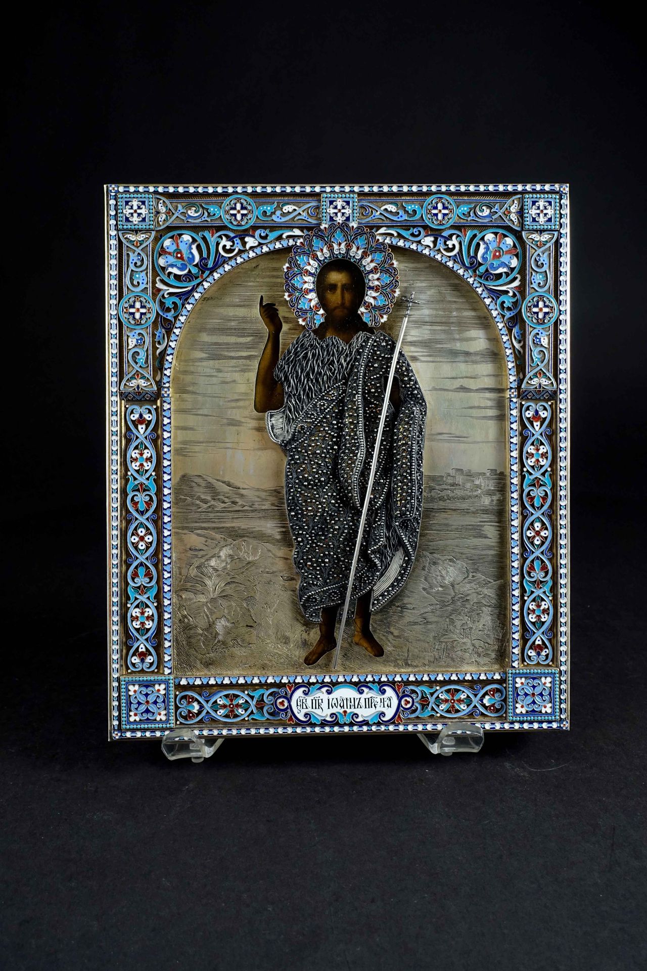 Saint Jean-Baptiste. 在一个有水印的颗粒状圣徒的衣钵中，从显示约旦河岸的雕刻背景中脱颖而出。图标。木板上的淡彩画。Riza银色和vermei&hellip;