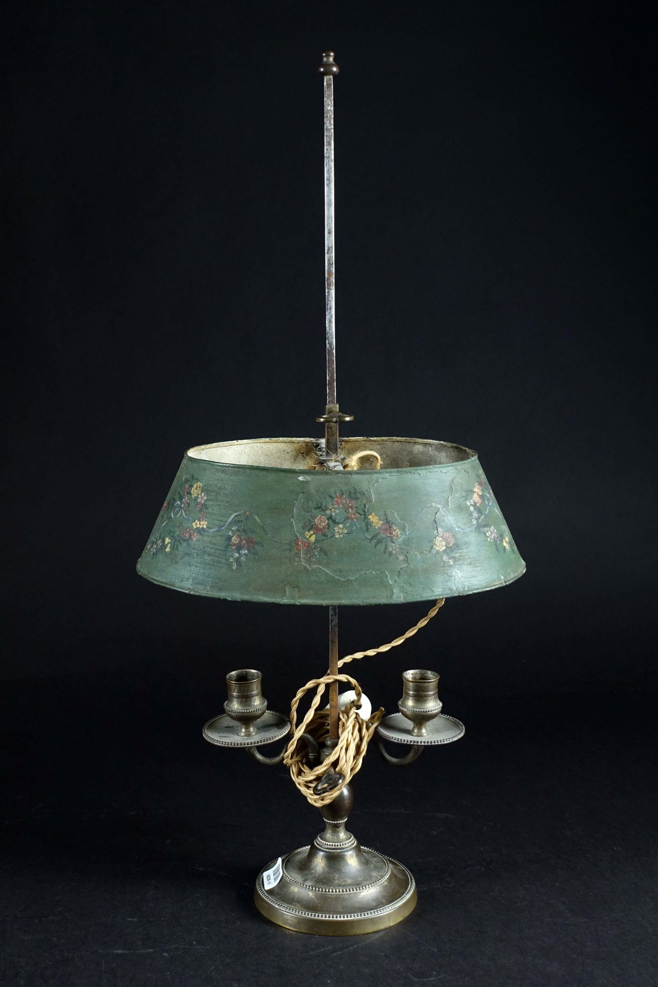 D’époque Louis XVI. 小的热水瓶灯，有两个灯，上面有一个带花纹的烤漆金属板灯罩。电动操作。高度：64厘米。