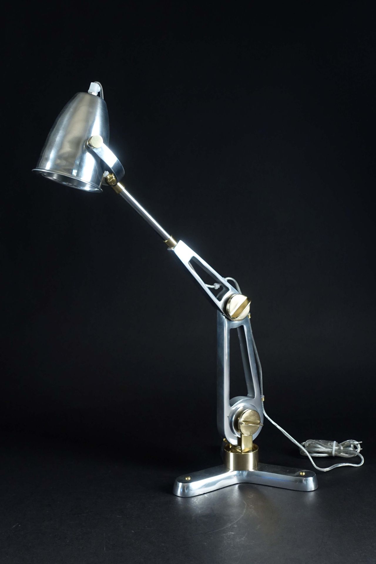 Lampe de bureau articulée. Aluminum and polished brass. Height: about 70 cm.