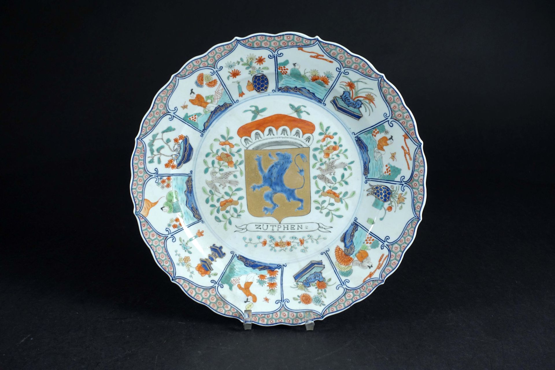 Plat rond chantourné. 中国瓷器，有一个委托的装饰，是祖特芬市的纹章，多色的，具有印度公司的味道。直径：32厘米。状态：无事故或修复。