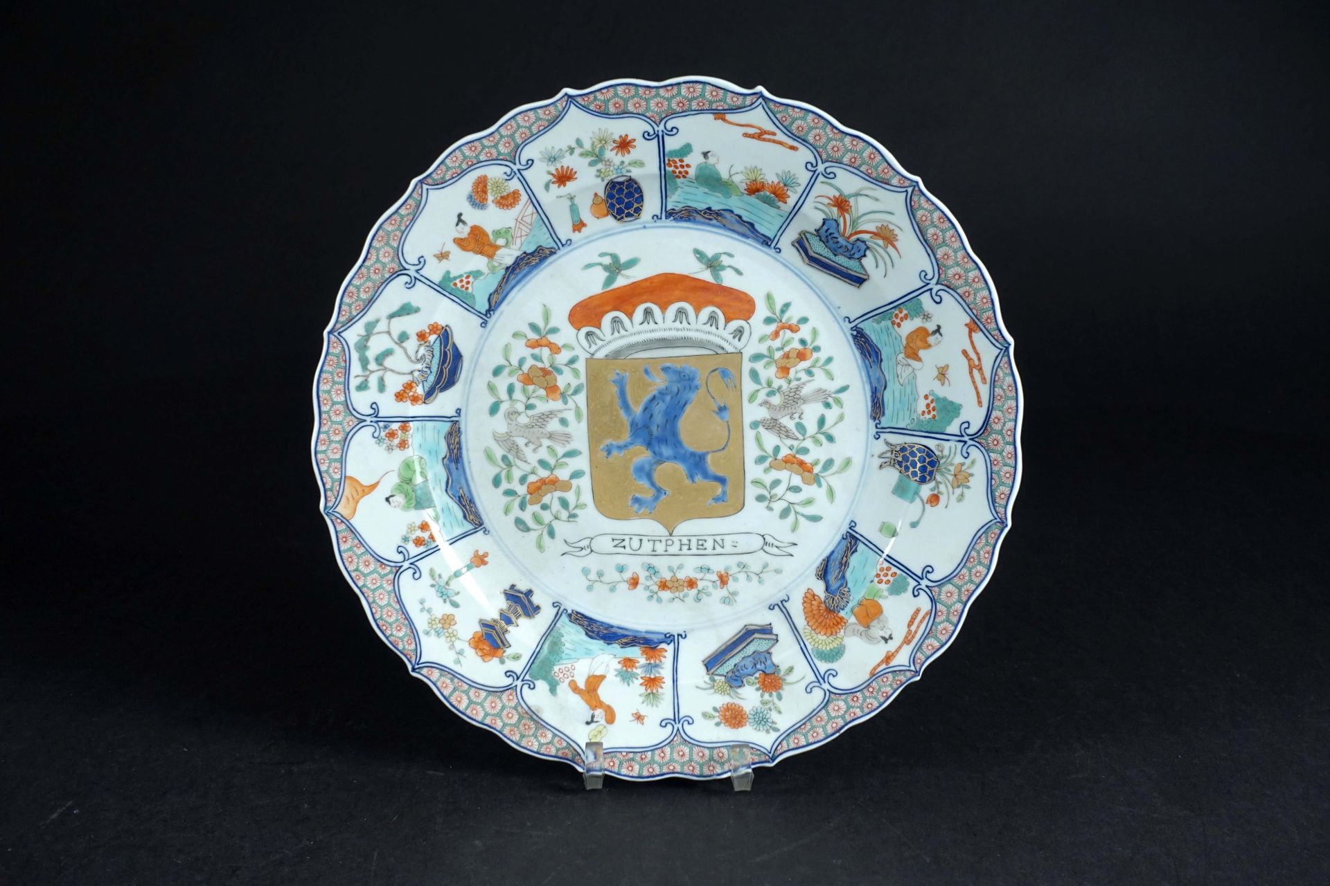 Plat rond chantourné. Porcelaine de Chine à décor de commande aux armoiries de l&hellip;