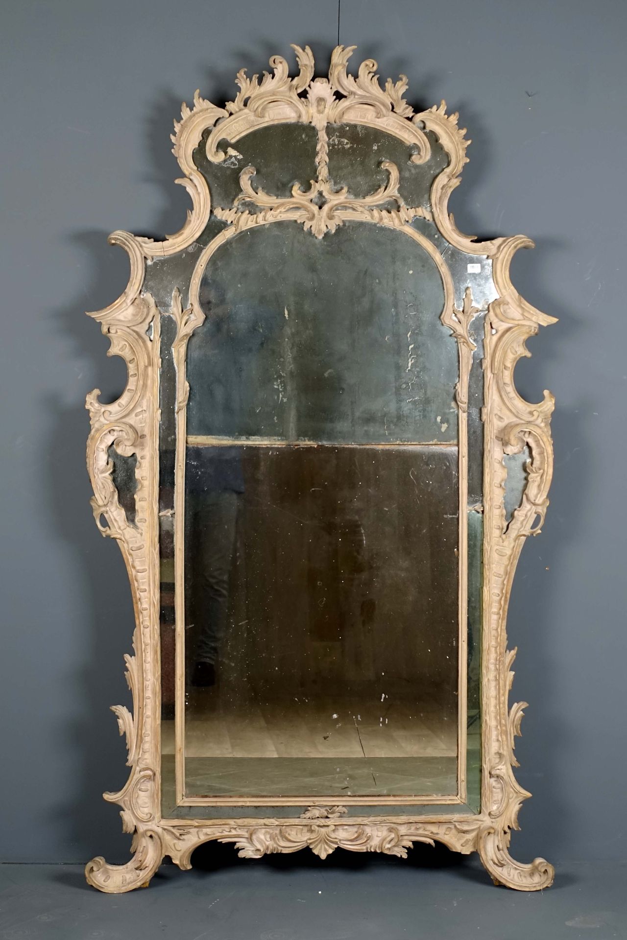 Miroir de Cheminée. 饰面完全被剪掉，中心是一个圆拱门。框内有一个玻璃珠，并有长长的罗盖尔做底纹。抛光的木材。18世纪的意大利作品：尺寸：20&hellip;