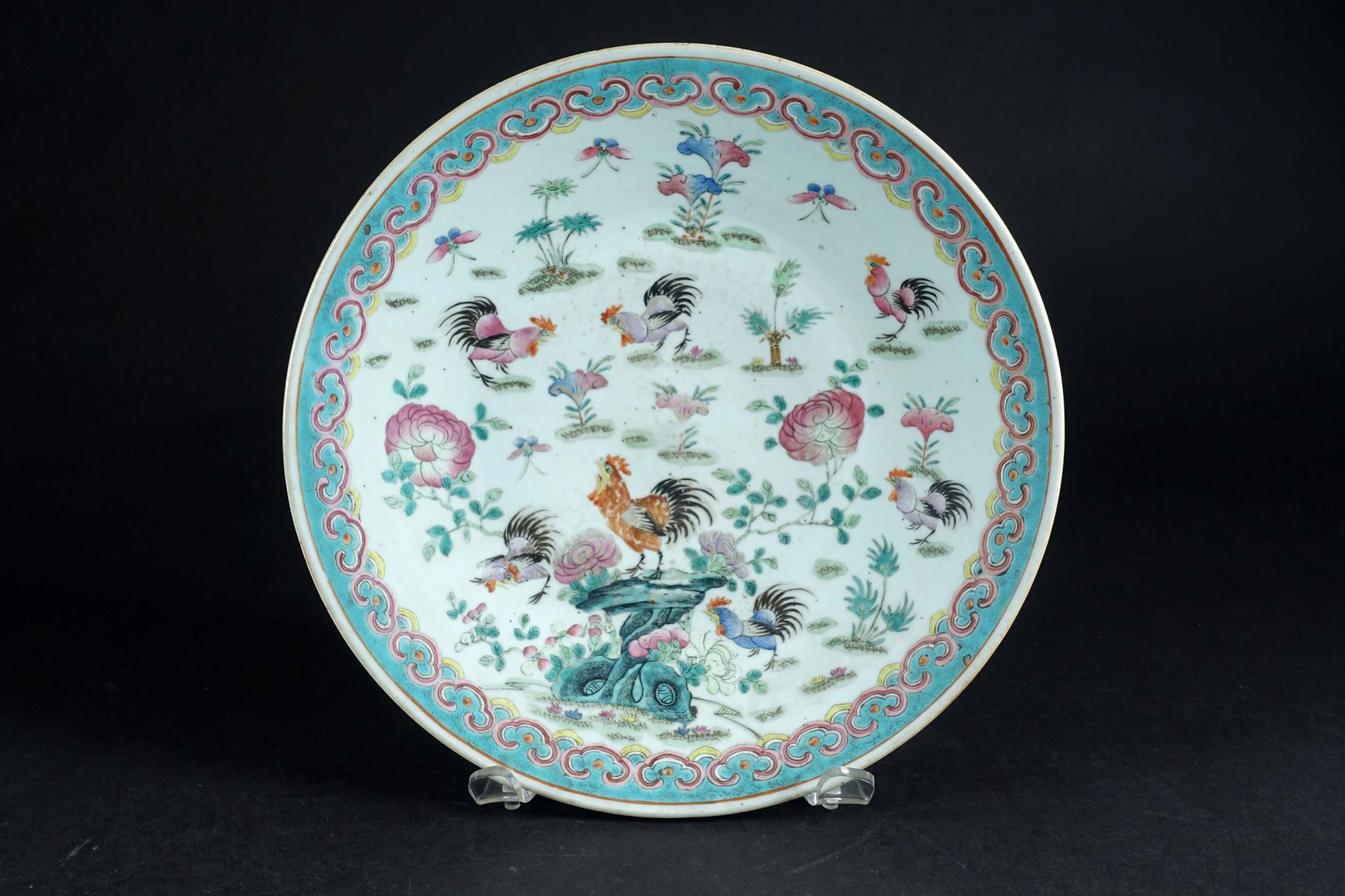 Chine de la seconde moitié du XIXe siècle. 一个圆形的出口瓷盘，装饰有七只公鸡在岩石、盛开的牡丹和灵芝之间移动，采用F&hellip;