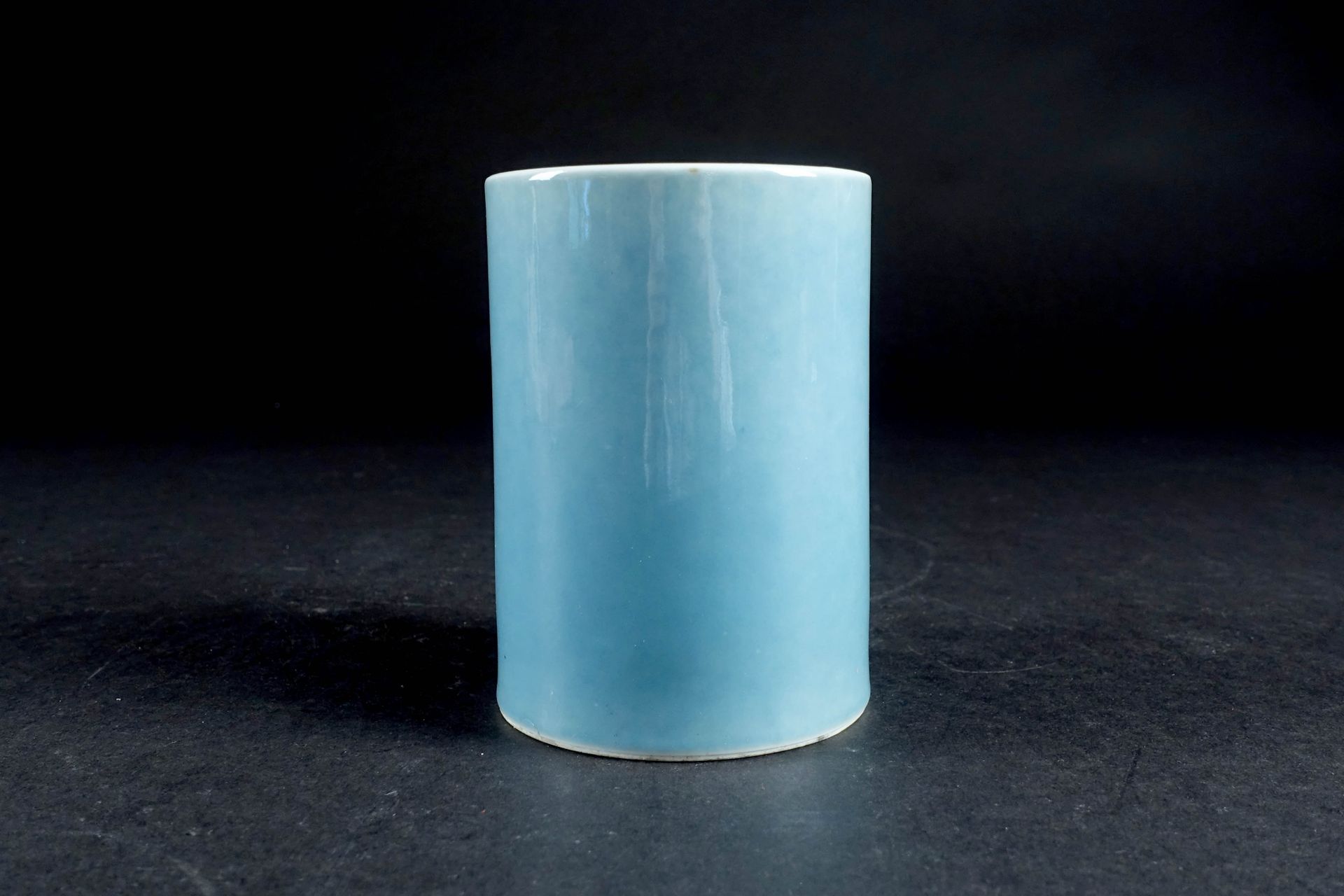 Pot de lettré Bitong. Porcellana cinese rivestita all'esterno con uno smalto blu&hellip;