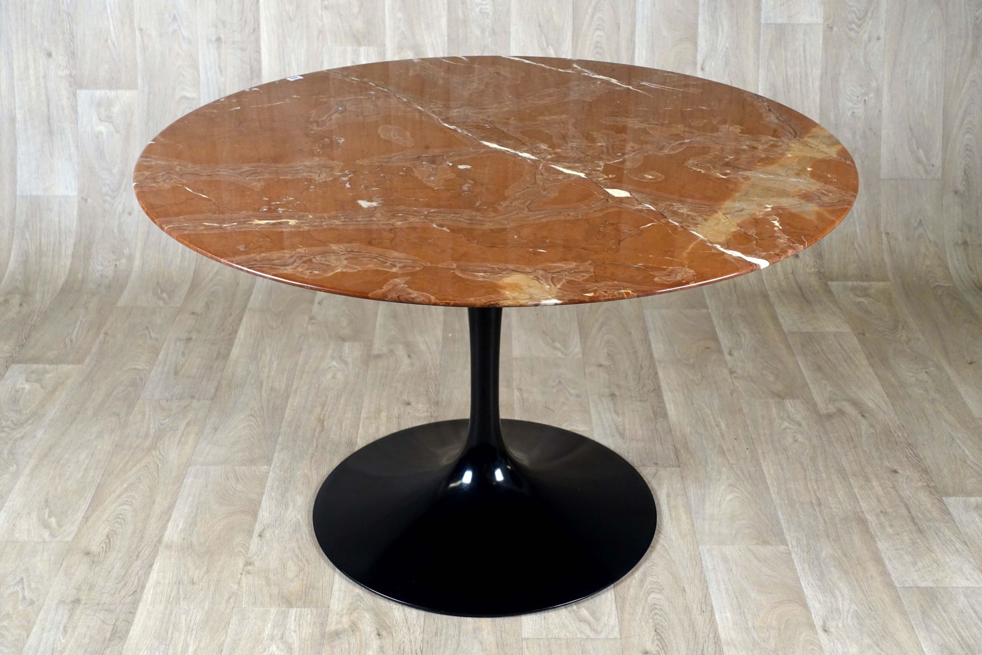 Eero Saarinen (1910-1961) - Table. 
Modèle “Tulipe“ de forme ronde. Piétement en&hellip;
