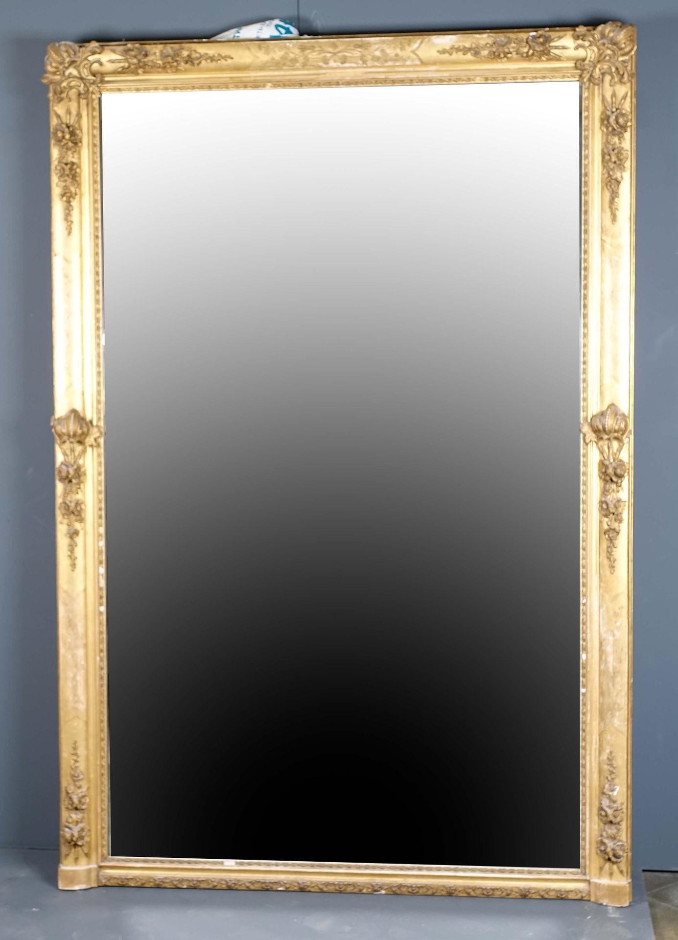 Grand Miroir de Cheminée. Framed with flowers and beveled reeds. Gilded wood. Ci&hellip;