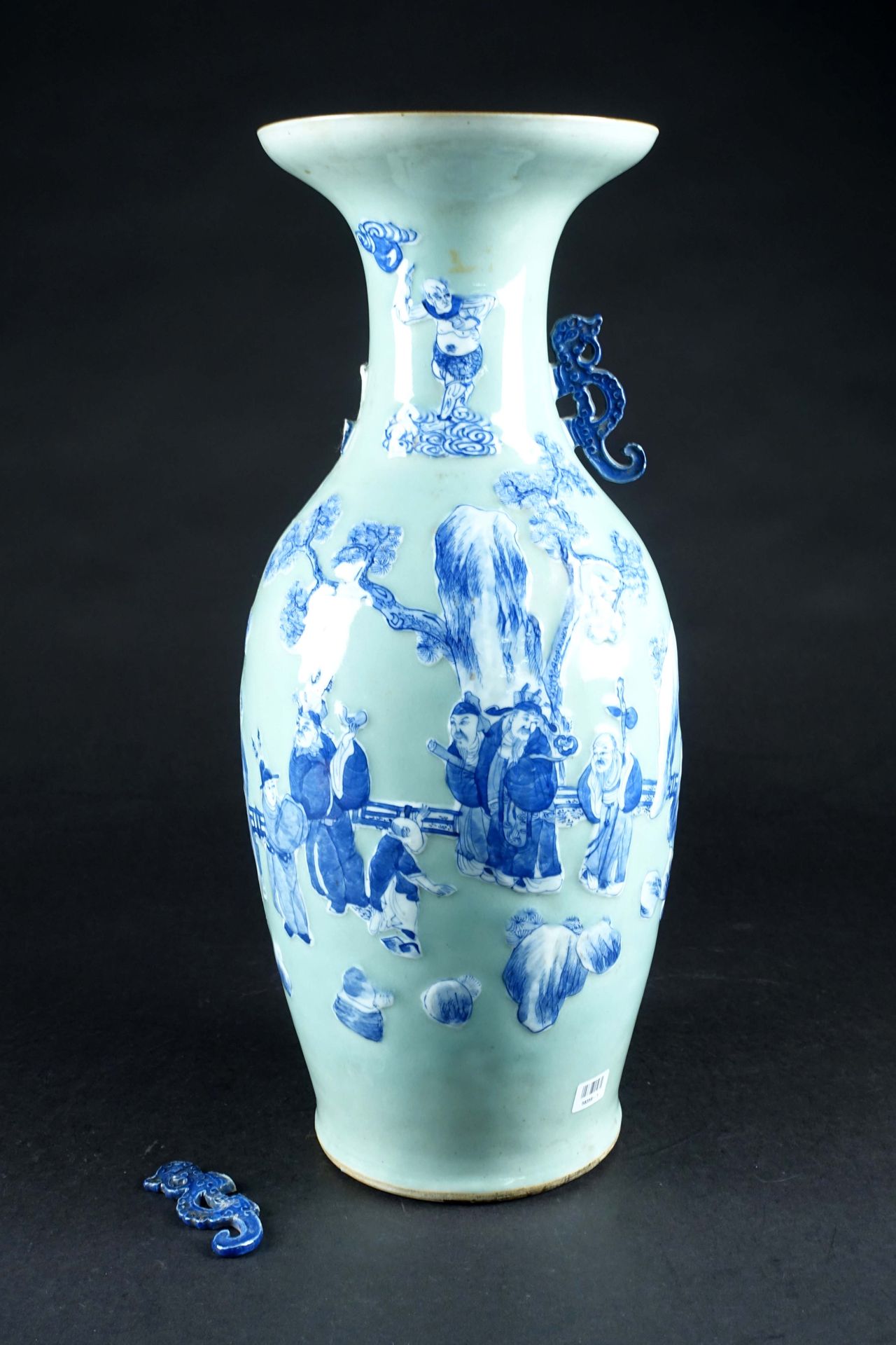 Chine - Fin de la période Qing. Large baluster porcelain vase with molded decora&hellip;