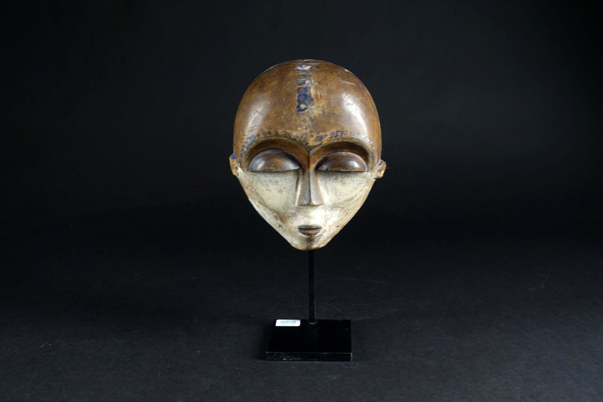 Culture Kwese. Pequeña máscara alargada con cara en forma de corazón, párpados p&hellip;