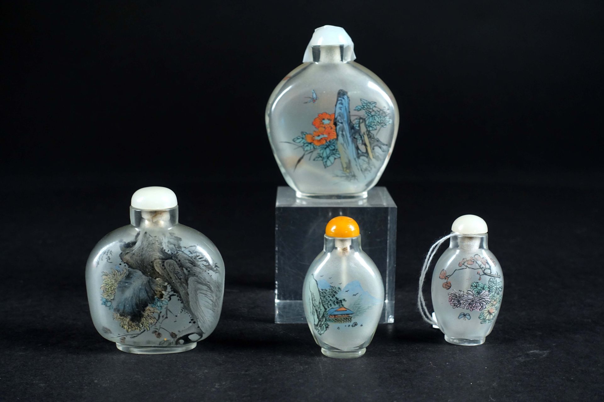 Ensemble de quatre flacons à priser. 砾岩玻璃。中国。20世纪。高度：6至9厘米。
