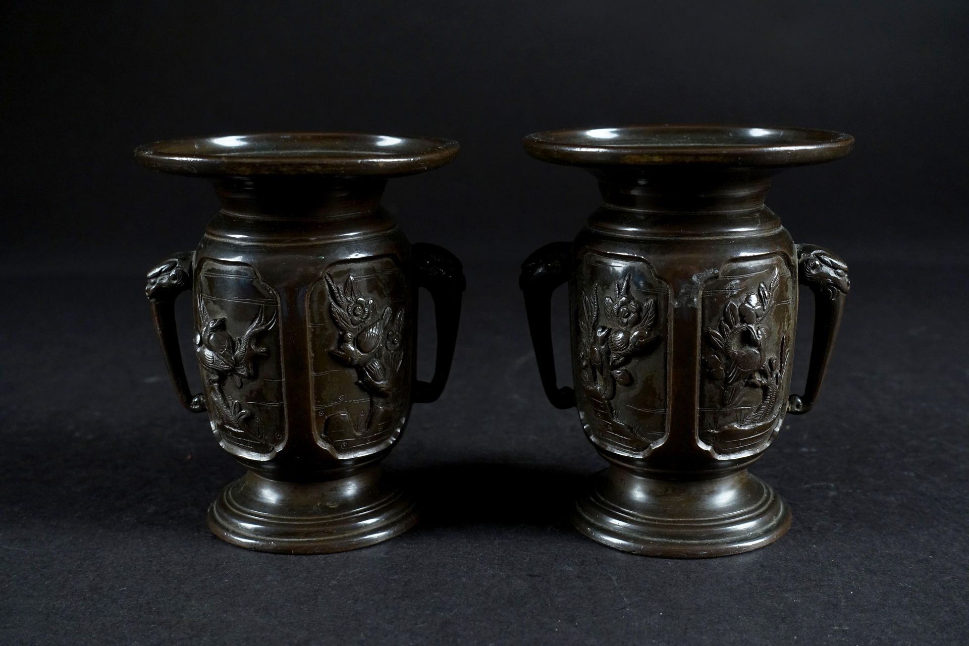JAPON. Pair of vases with large neck in tray. Handles in head of Chimera. Decora&hellip;