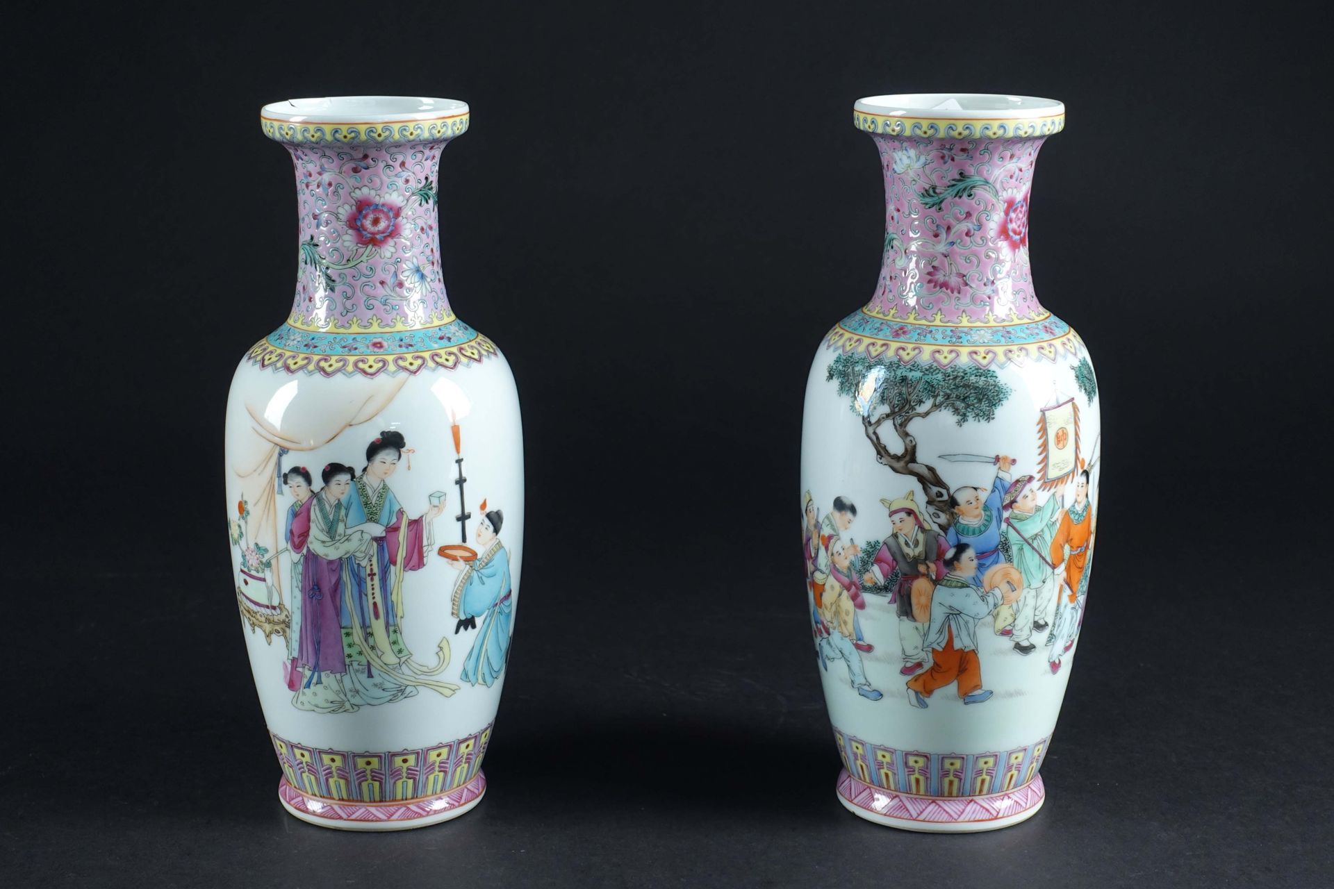 Chine - XXe siècle, à la marque apocryphe de Qianlong. Paire de vases balustre e&hellip;