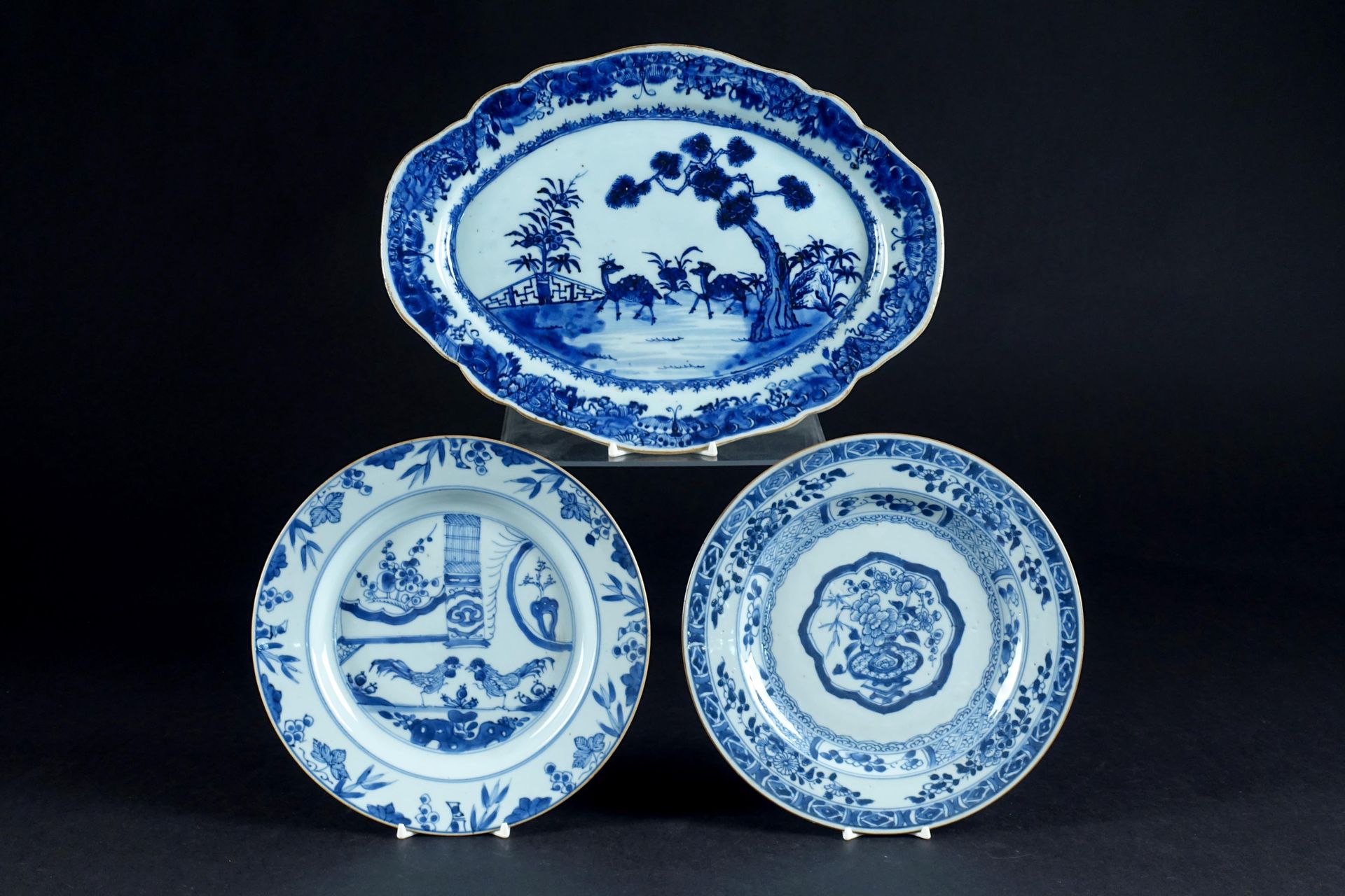 Chine - XVIIIe siècle. Un plat ovale chantourné (longueur : 33 cm) au décor de d&hellip;