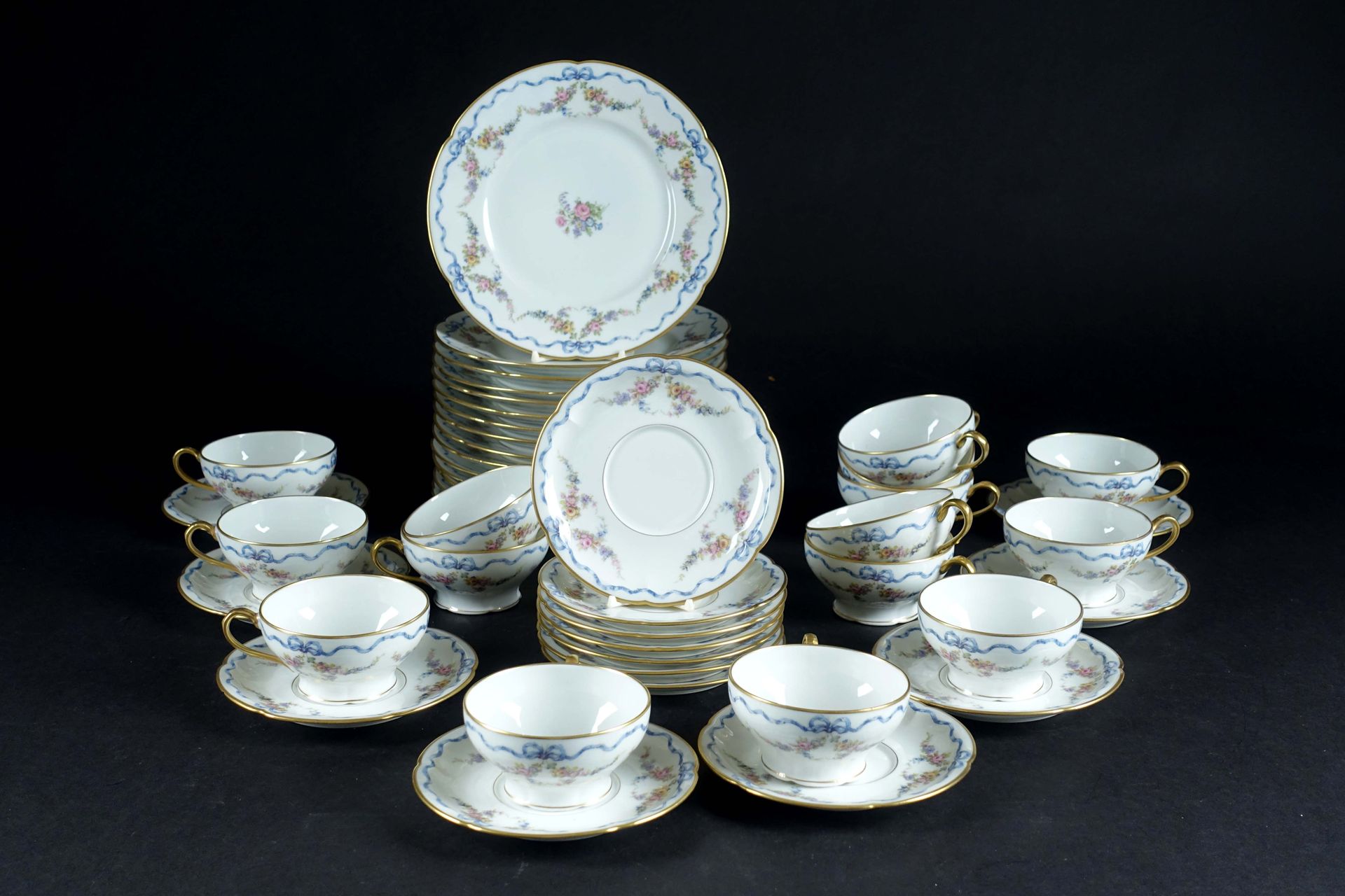 Théodore Haviland. 茶和蛋糕套装。它展示了15个茶杯，15个茶碟和15个蛋糕盘（直径：20.5厘米）。Mousseline "瓷器，上面有打结&hellip;