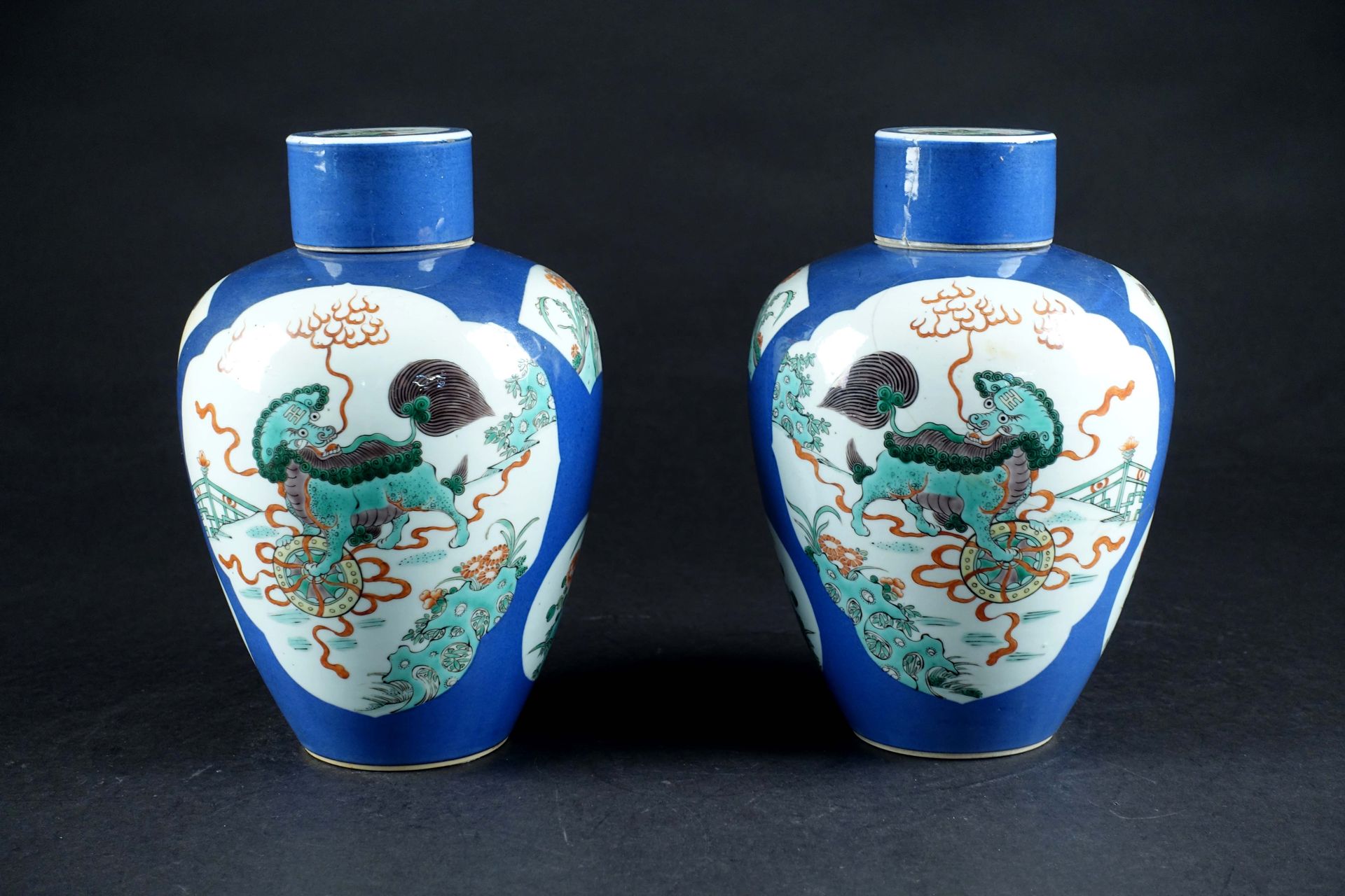 Chine de la période Kangxi. Paire de pots couverts, en porcelaine à fond bleu, à&hellip;