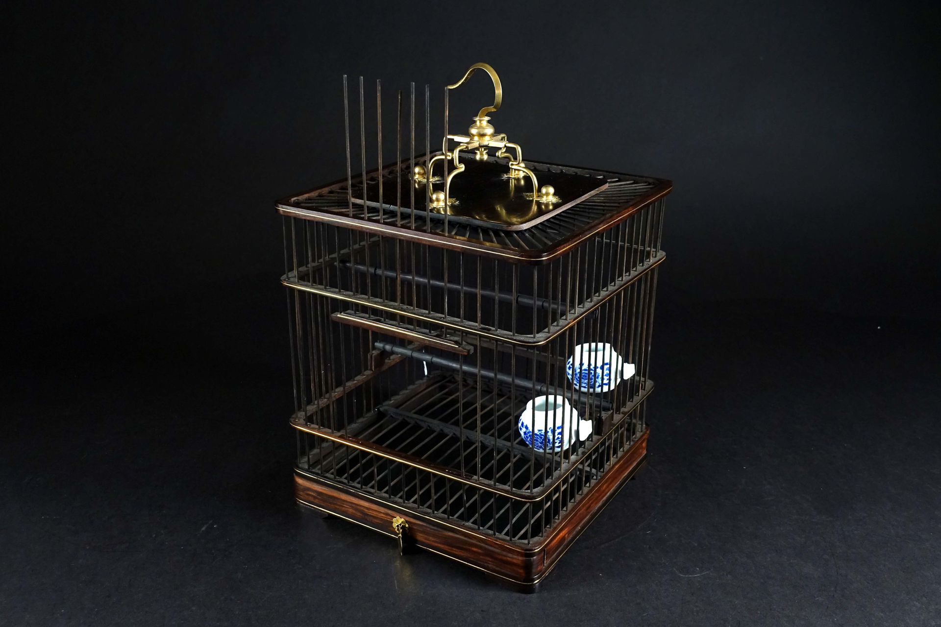 Cage à oiseaux chinoise, de forme carrée. Ouvrant par un portillon coulissant, u&hellip;