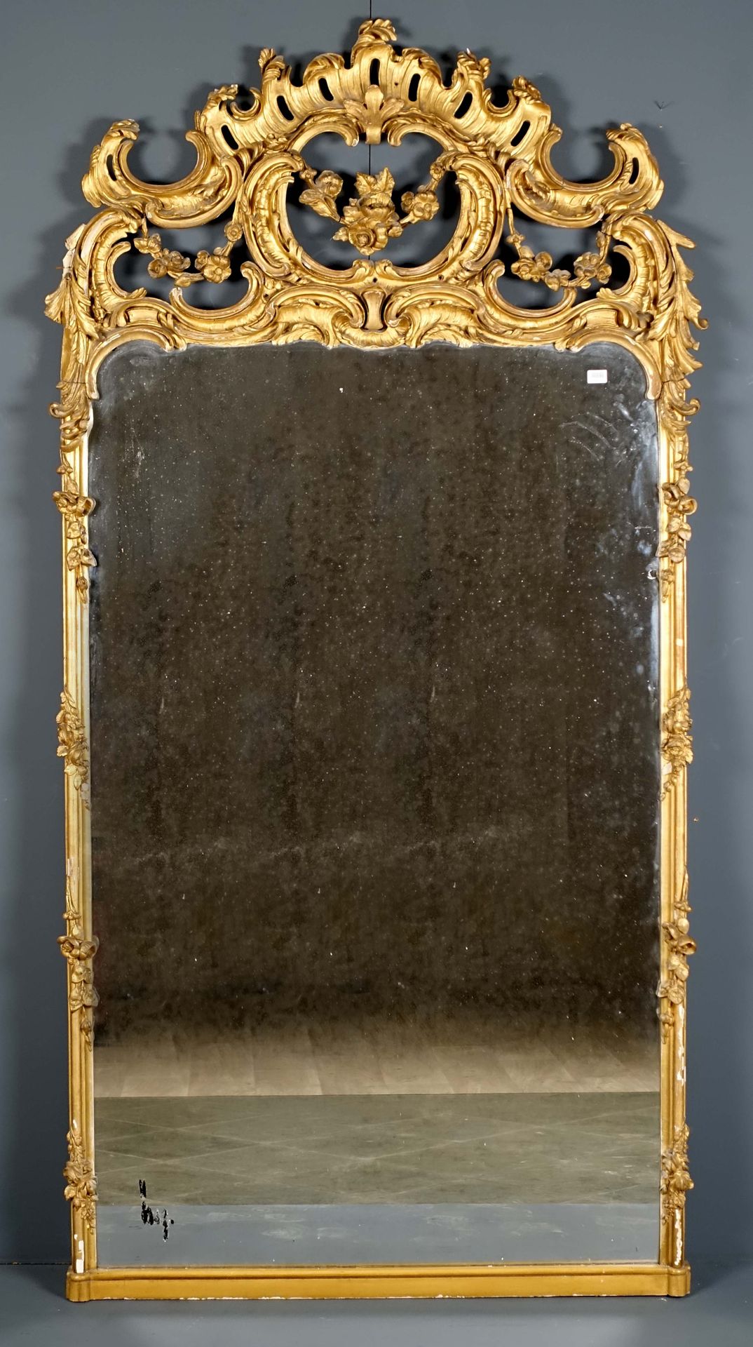 Miroir de Cheminée. Grand et large fronton entièrement ajouré et sculpté de roca&hellip;