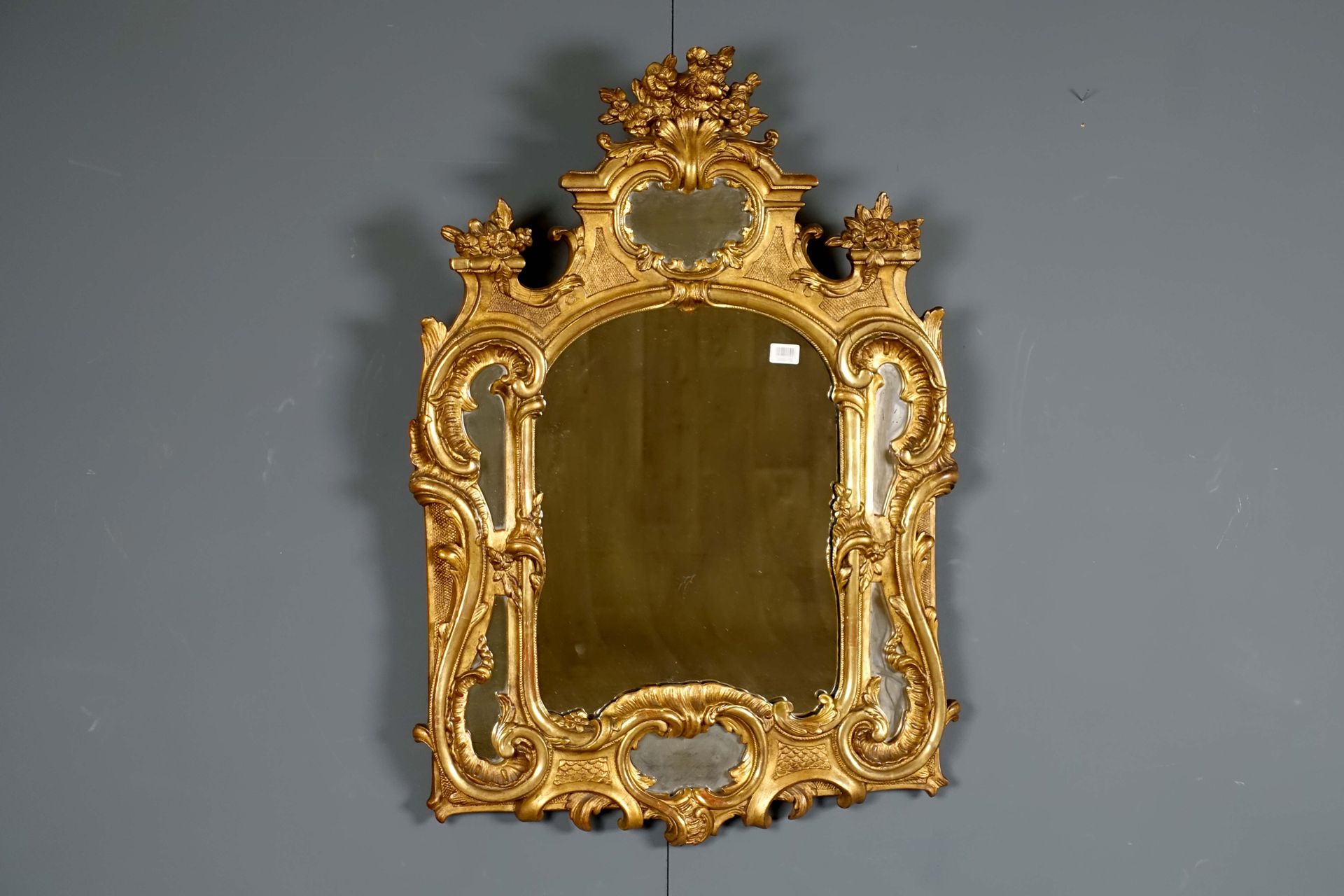 Miroir de style Louis XV. Frontone decorato con fiori. La cornice è fortemente m&hellip;