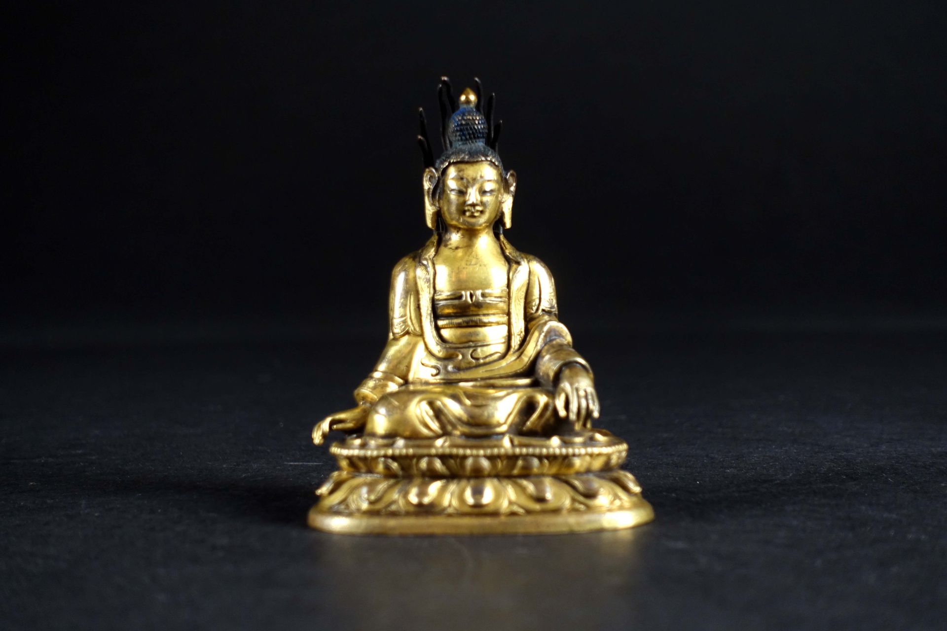 TIBET. Figura di Buddha seduto in meditazione su una base con doppia fila di pet&hellip;