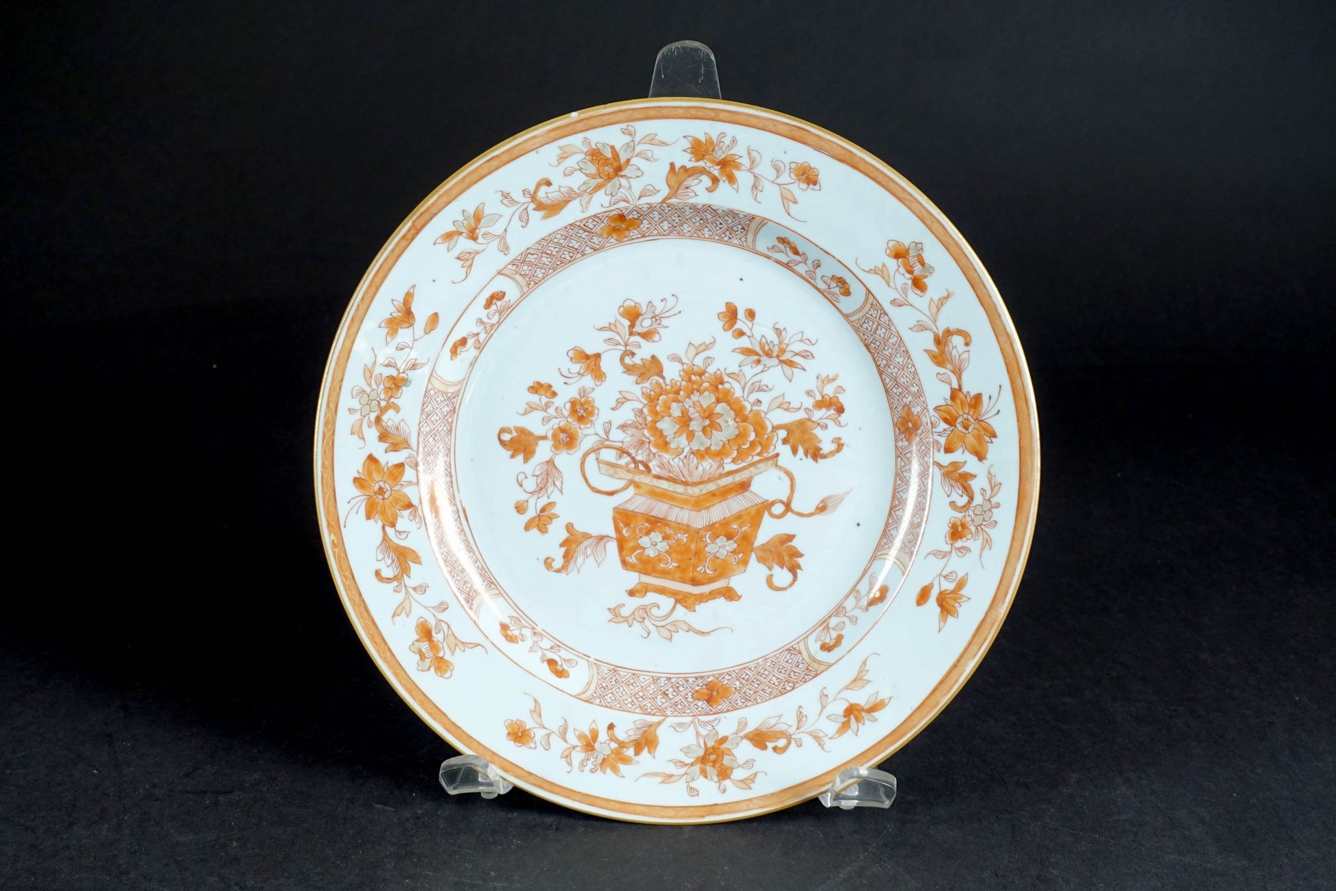 Chine - Période de la Qing Dynasty du XVIIIe siècle. Round dish with a central d&hellip;