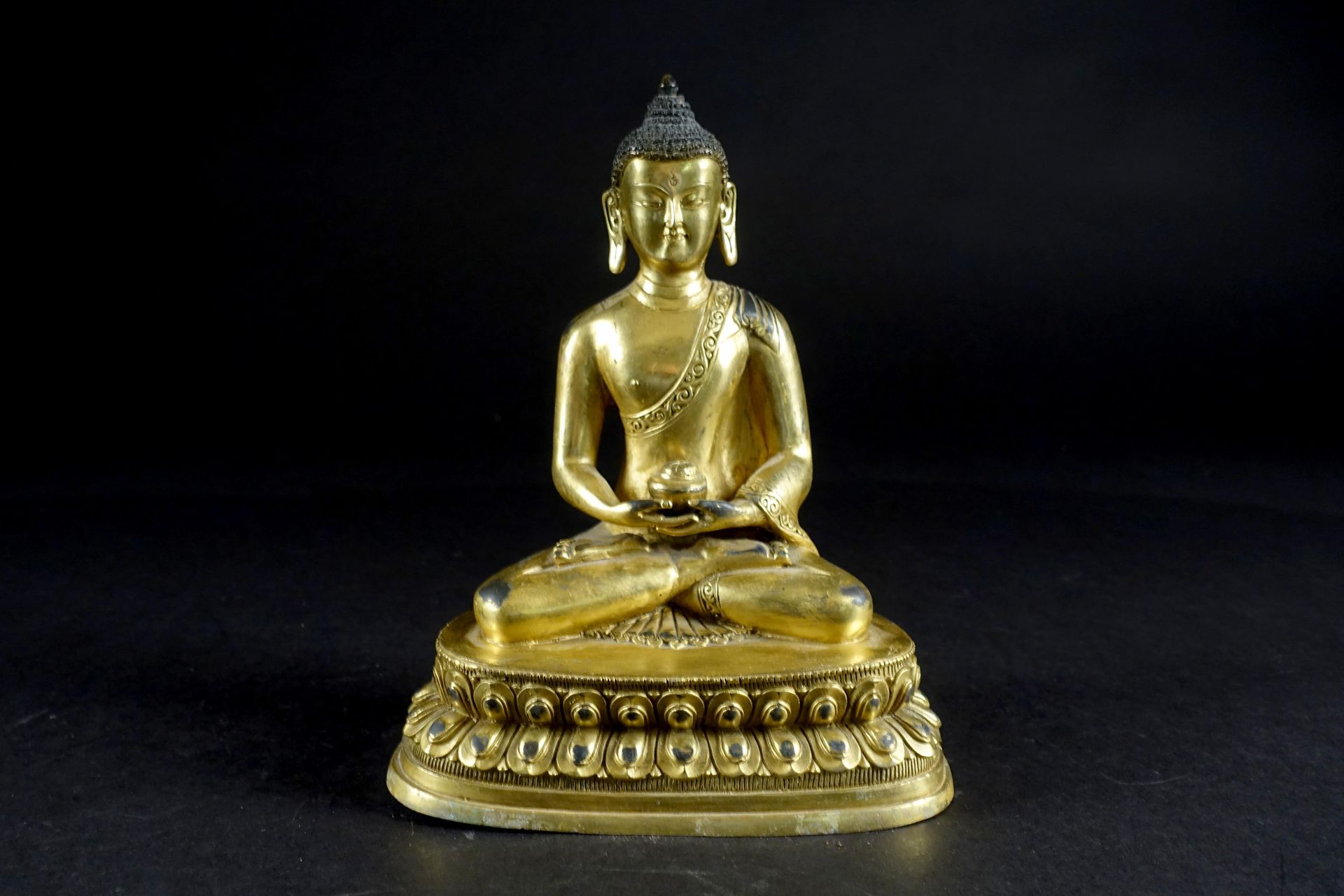 Bouddha Shakyamuni. Représenté assis en padmasana, les mains jointes tenant une &hellip;