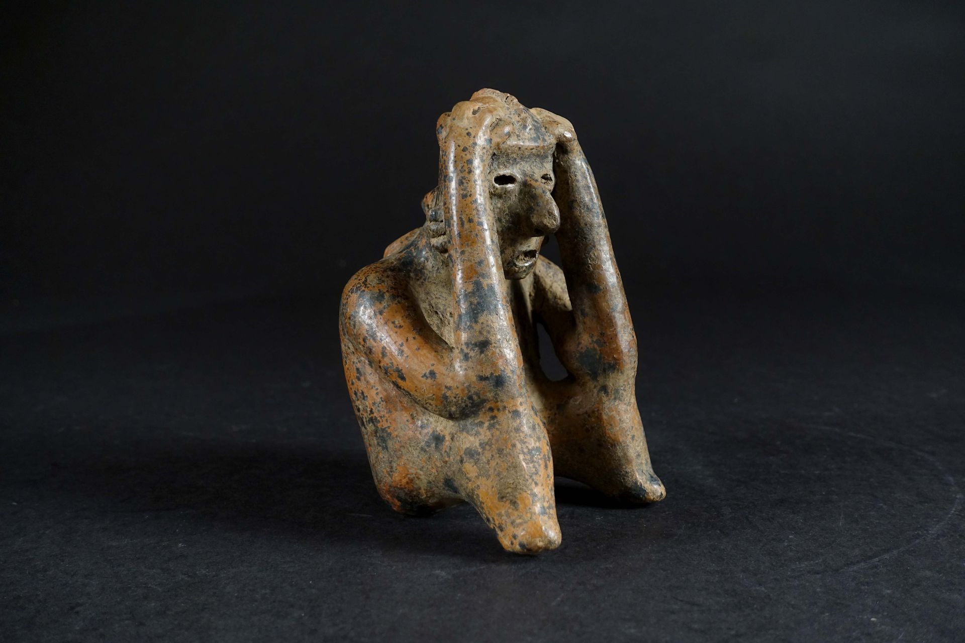 Culture Nayarit. Vaso votivo con forma de hombre sentado con la cabeza entre las&hellip;