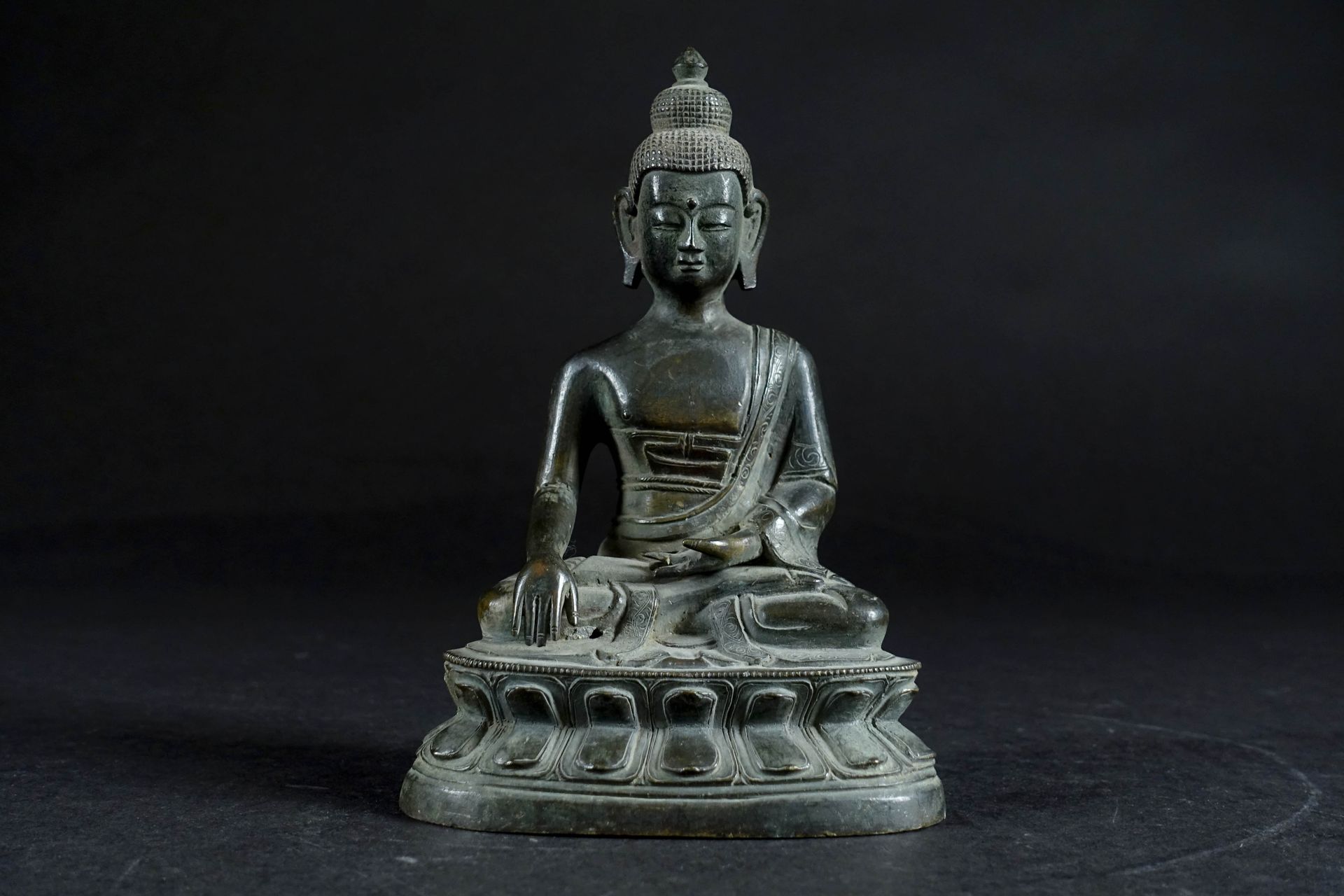 Bouddha Shakyamuni. 身着僧侣袍，右肩不露。右手在取土为证的位置。崇高的基础。青铜器。汉藏艺术。清朝时期。高度：15厘米。