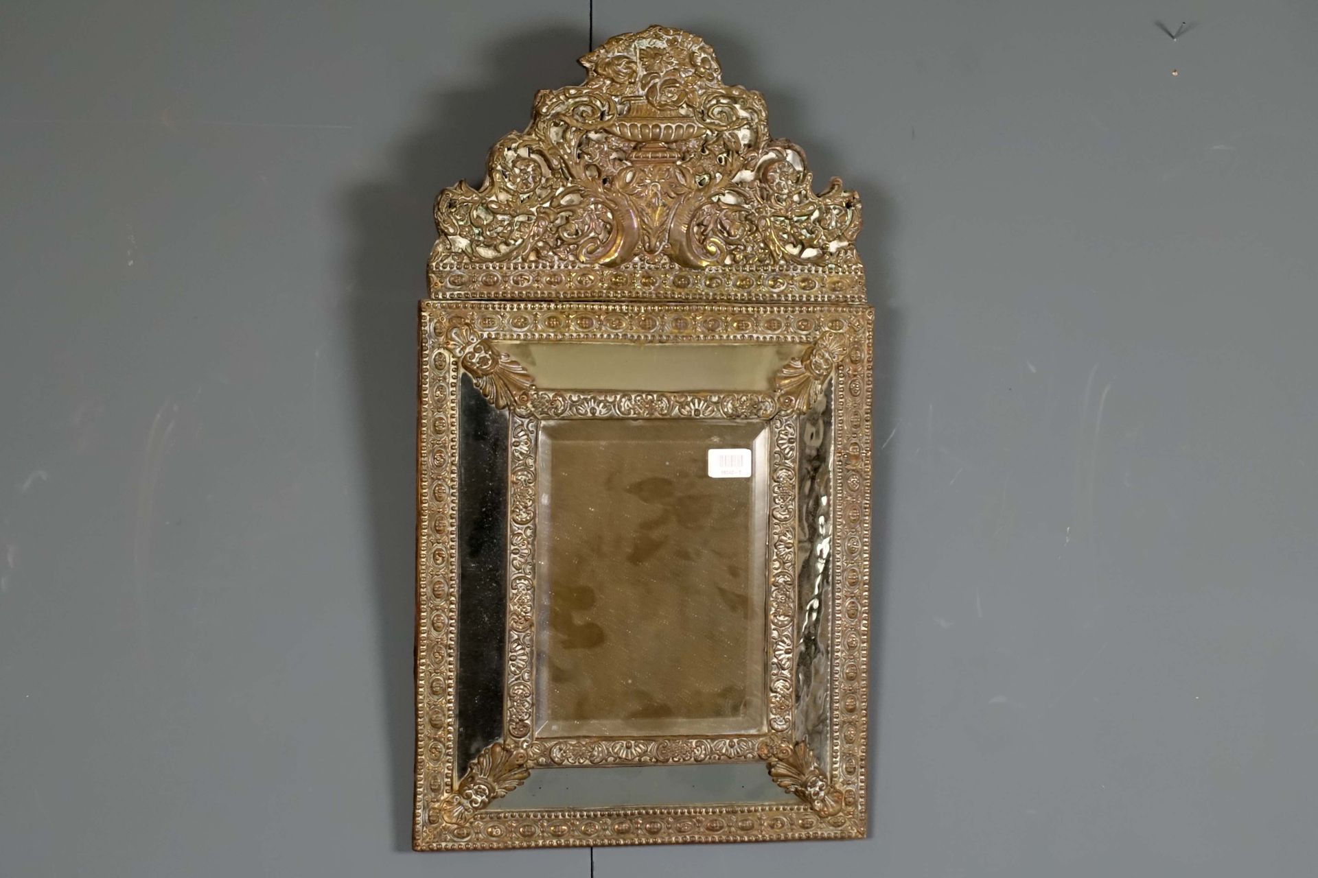 Miroir de Style Louis XIV. Frontone decorato con una cassoletta fiorita. Incorni&hellip;