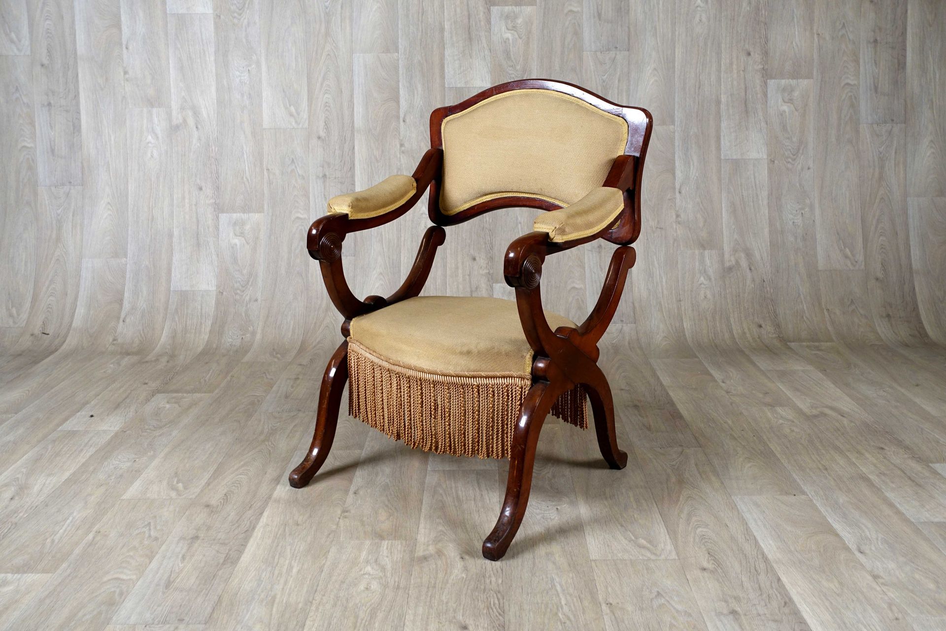 Fauteuil prie-dieu. Foldable backrest. Cambered legs. Mahogany. Work of the 19th&hellip;
