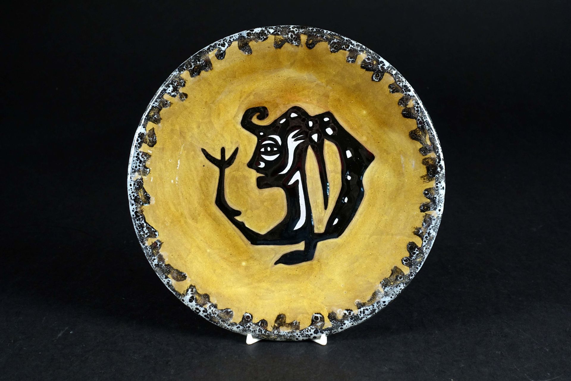 Jean LURCAT (1892-1966). Untitled. Round dish with a face in profile on a mustar&hellip;