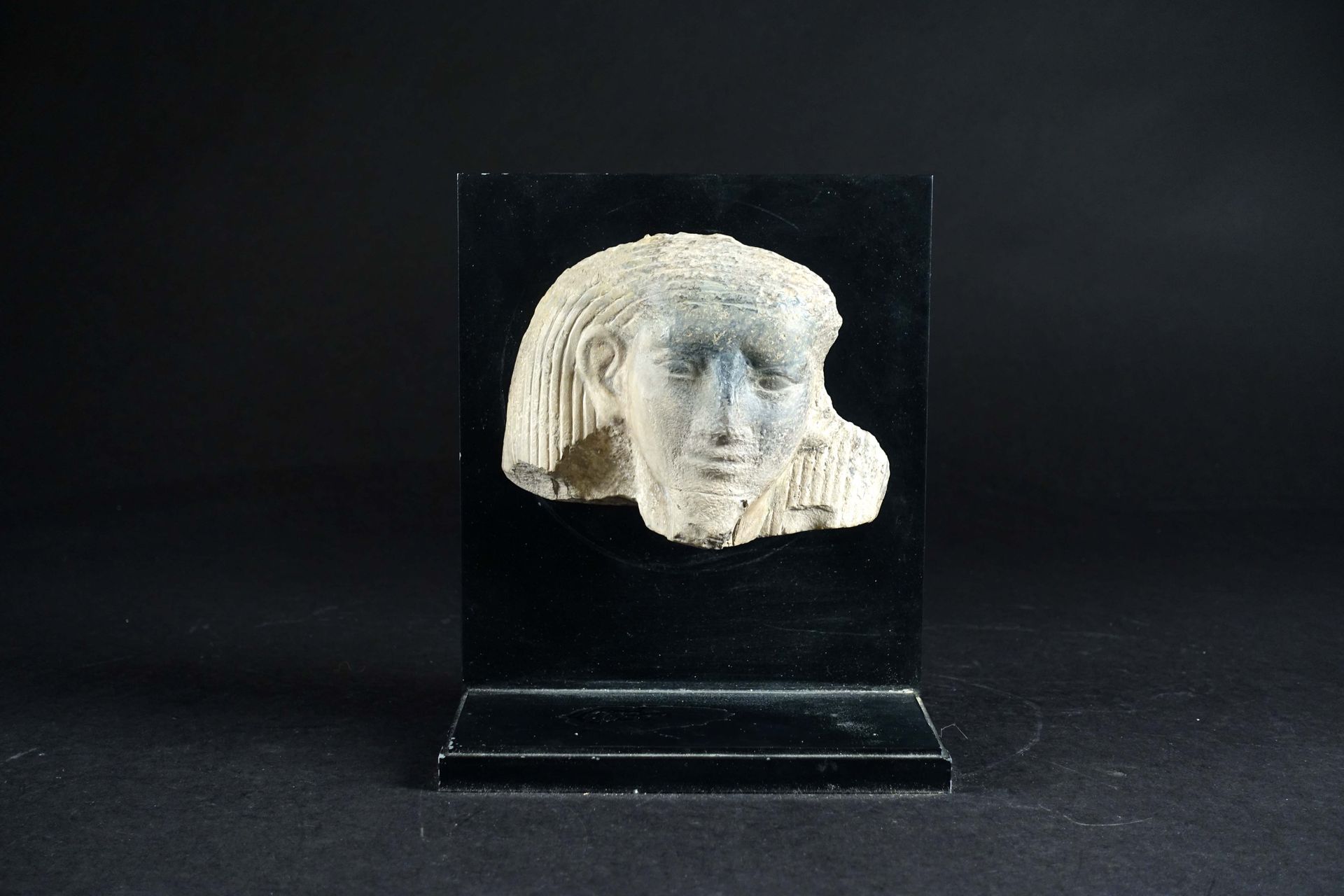ÉGYPTE. Carved limestone head with brown patina. Middle Kingdom (+/- 2000 BC to &hellip;