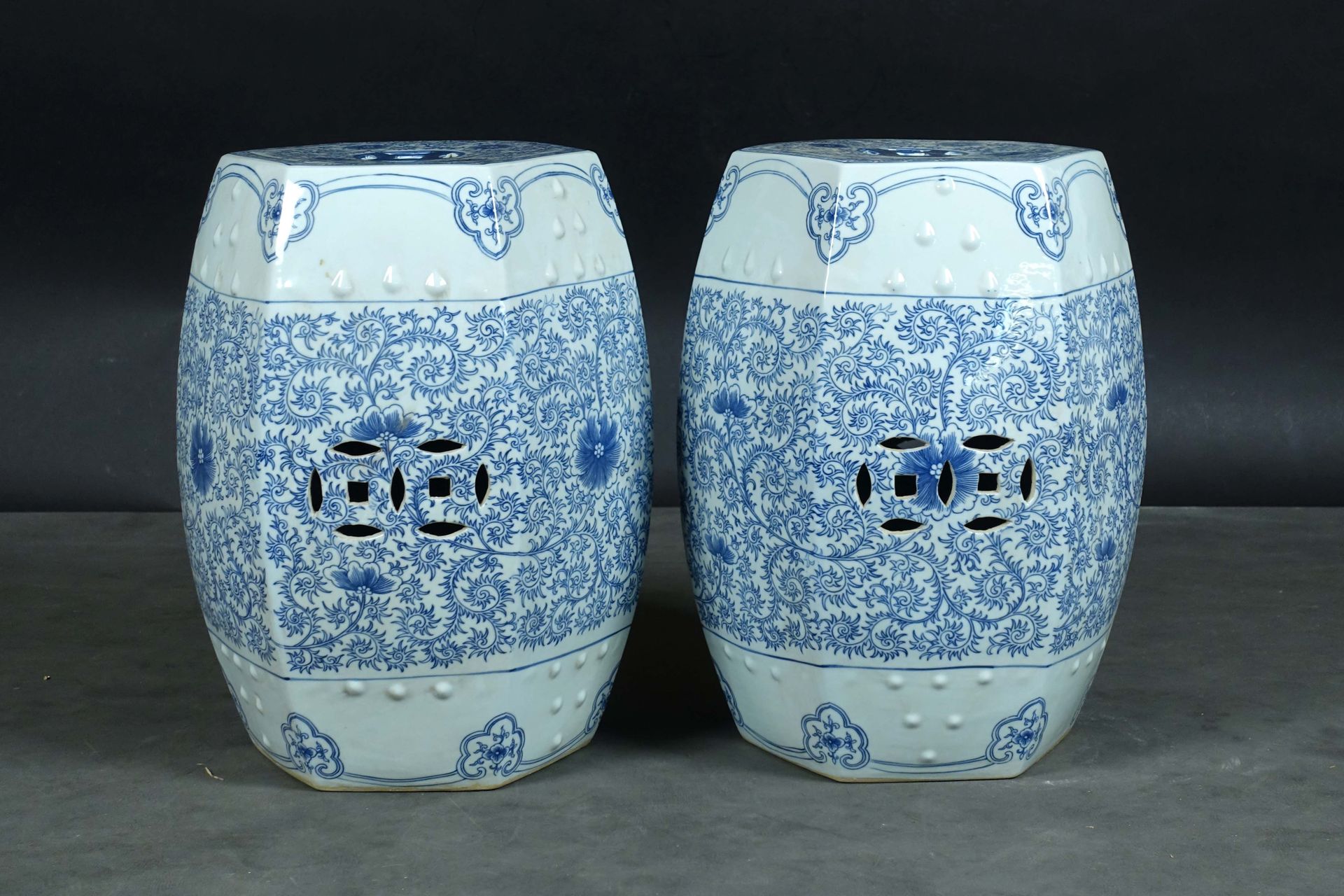 Paire de tabourets de jardin, hexagonaux. Porcelaine de Chine, à émaux bleu/blan&hellip;