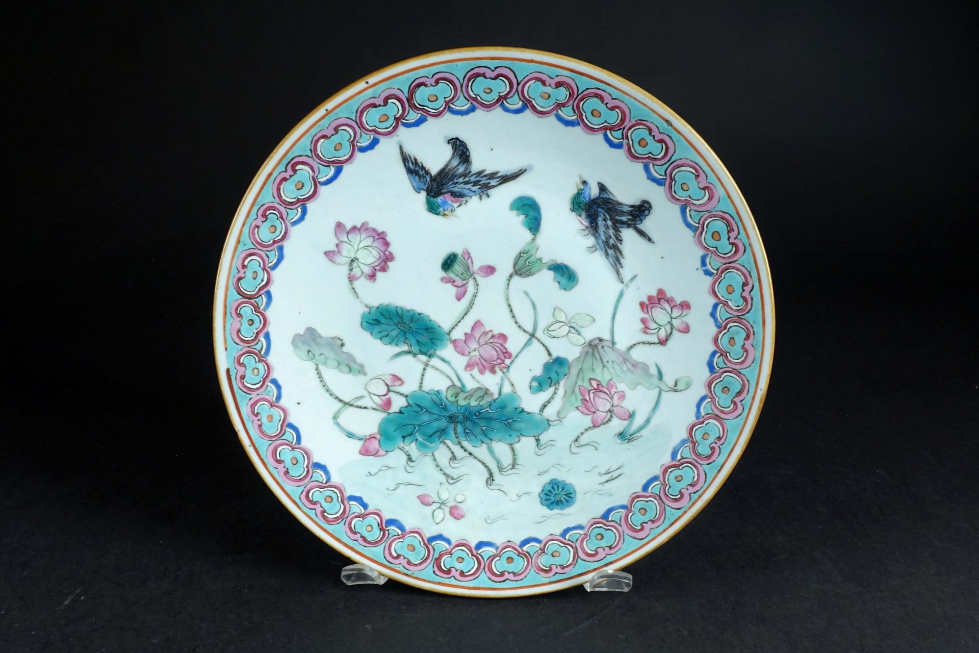 Chine Fin du XIXe siècle. Plato redondo de porcelana policromada decorado con do&hellip;