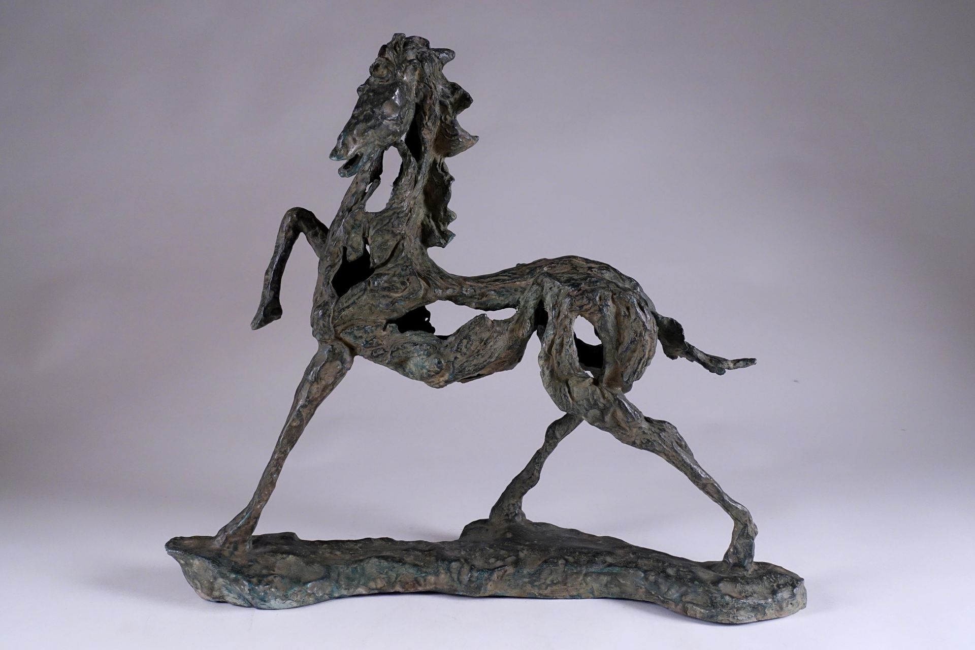 Ecole contemporaine. 风格化的马，其右前腿抬起。抛光青铜的证明。没有签名或标记。尺寸：54 x 48 x 16厘米。