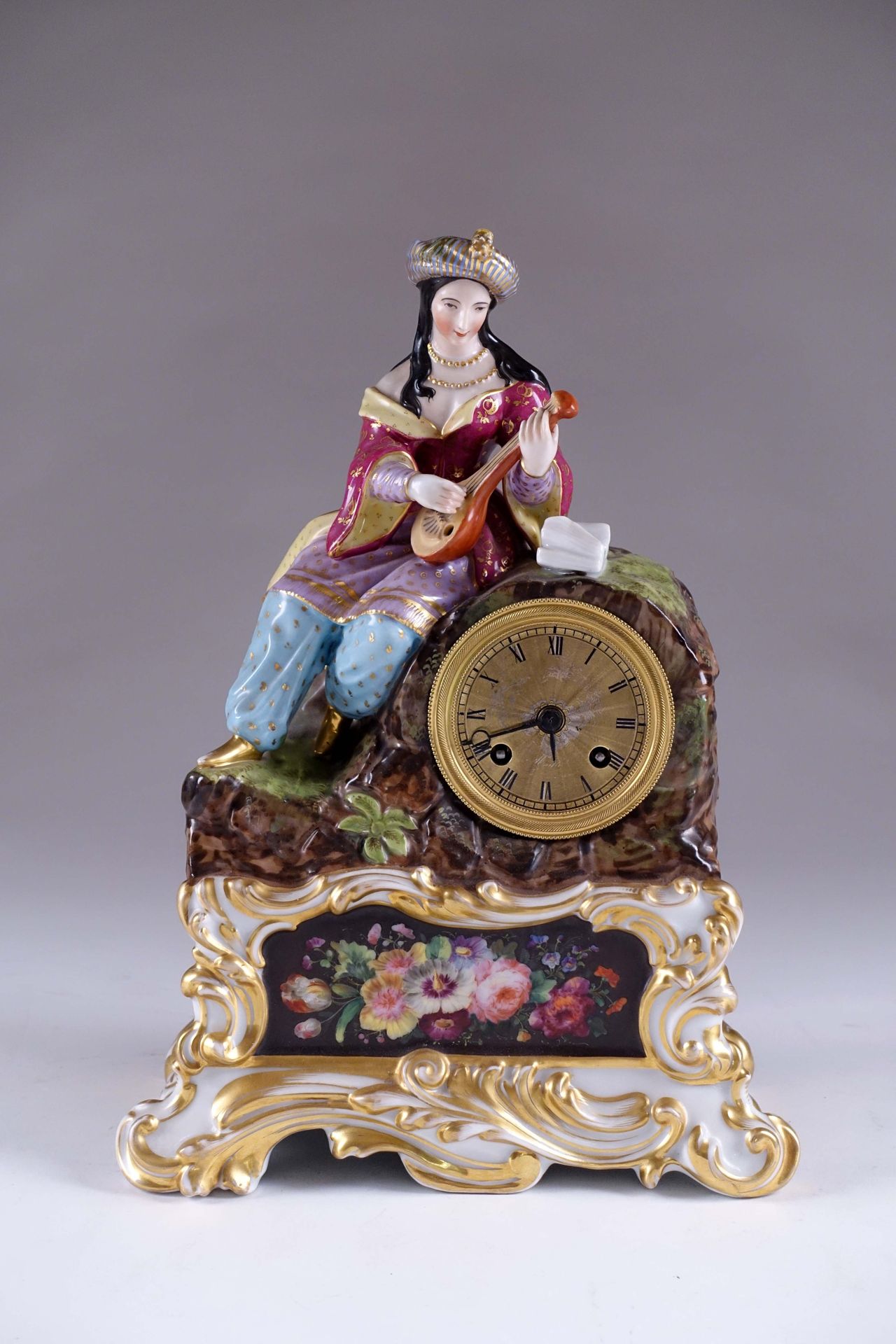 Pendule orientaliste. Figurant une jeune musicienne assise sur un tertre abritan&hellip;