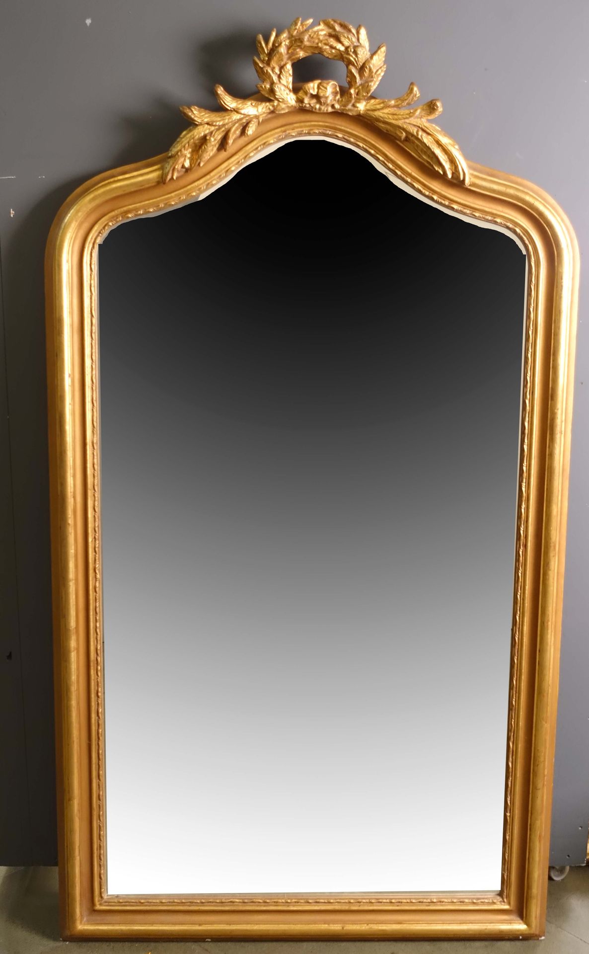 Miroir à cheminée. Frontone decorato con una corona di alloro traforata. Telaio &hellip;