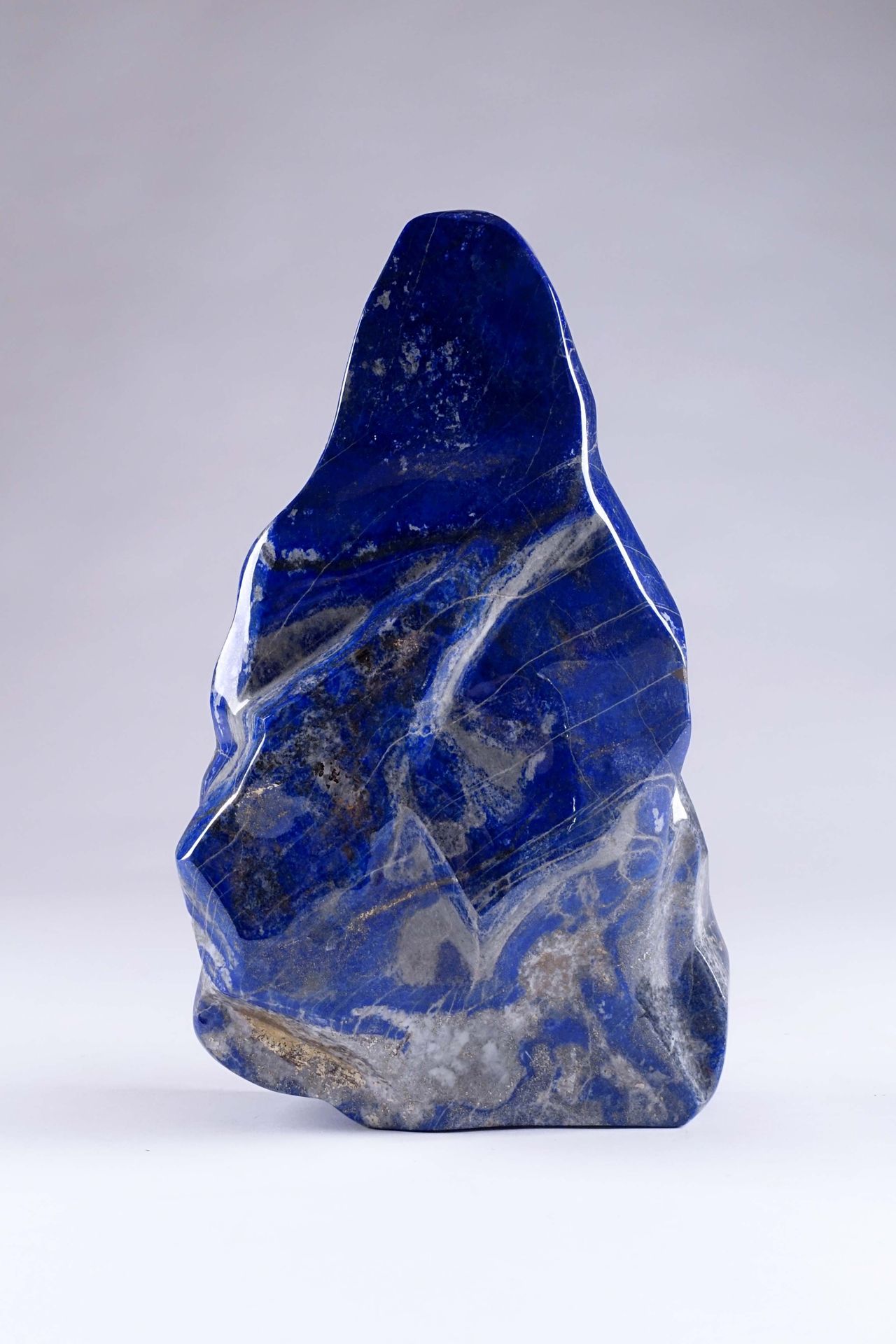 Stèle de Lapis-lazuli. 抛光的石头。阿富汗。尺寸：41 x 22 x 6厘米。