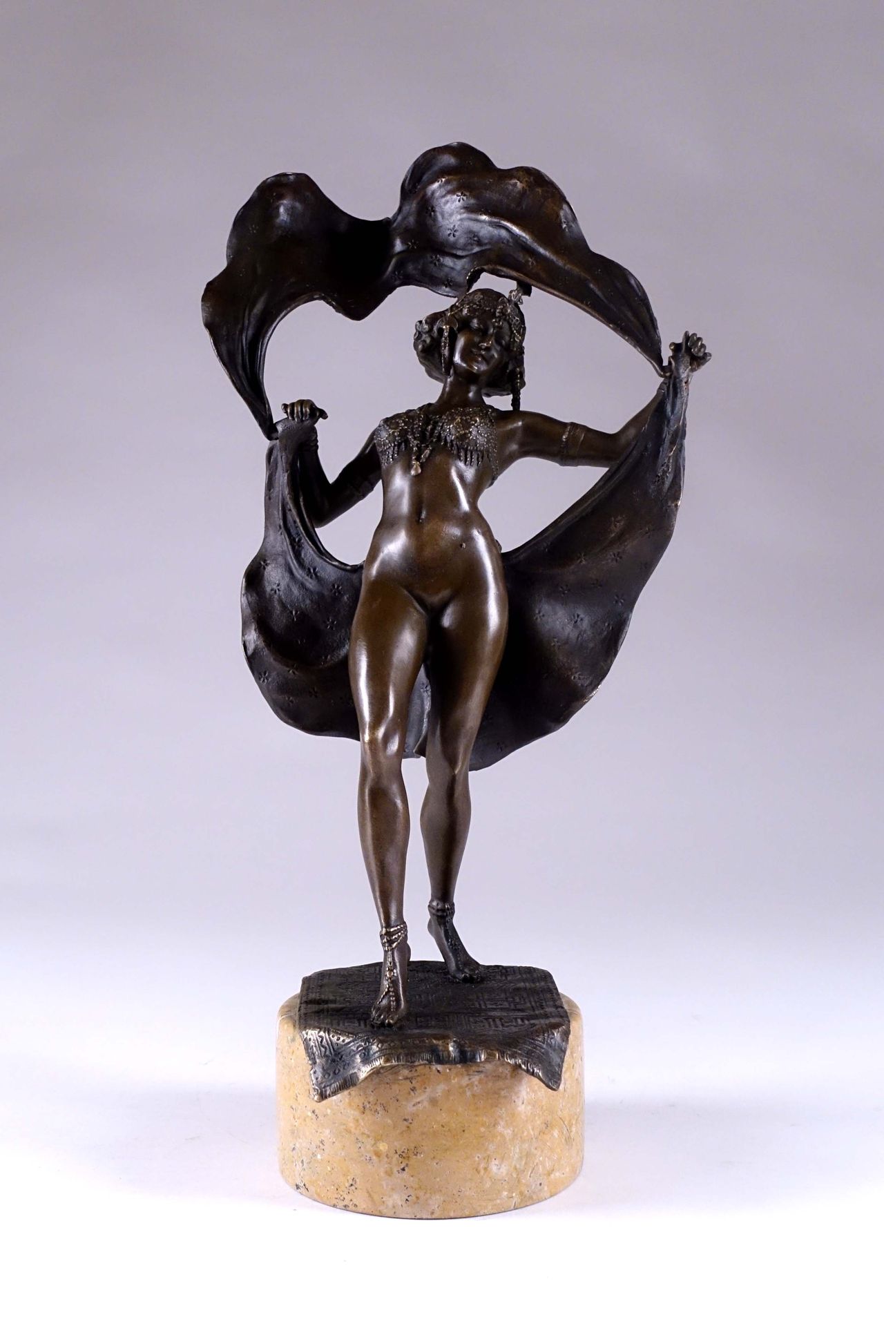 Danseuse orientale érotique. Articulated skirt. Proof in patinated bronze on a m&hellip;