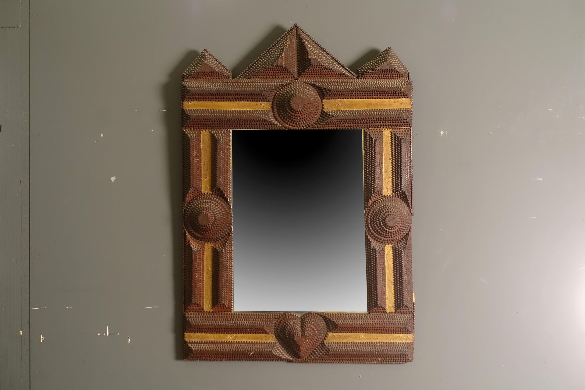 Miroir rustique. A triple fronton triangulaire. Encadrement sculpté de pointes d&hellip;
