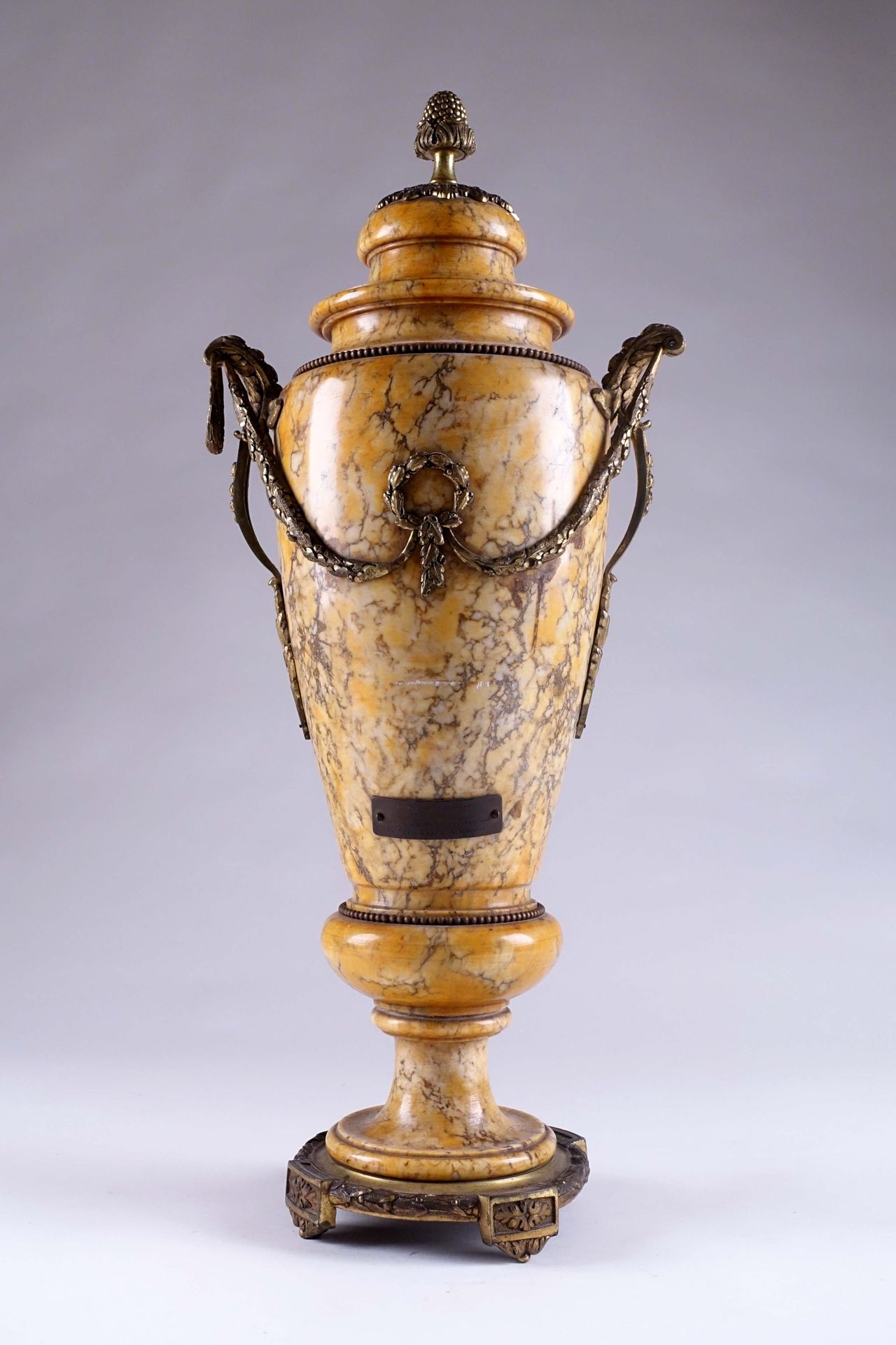 Grand vase couvert ornemental Louis XVI. Forma cónica. Mármol amarillo tallado y&hellip;