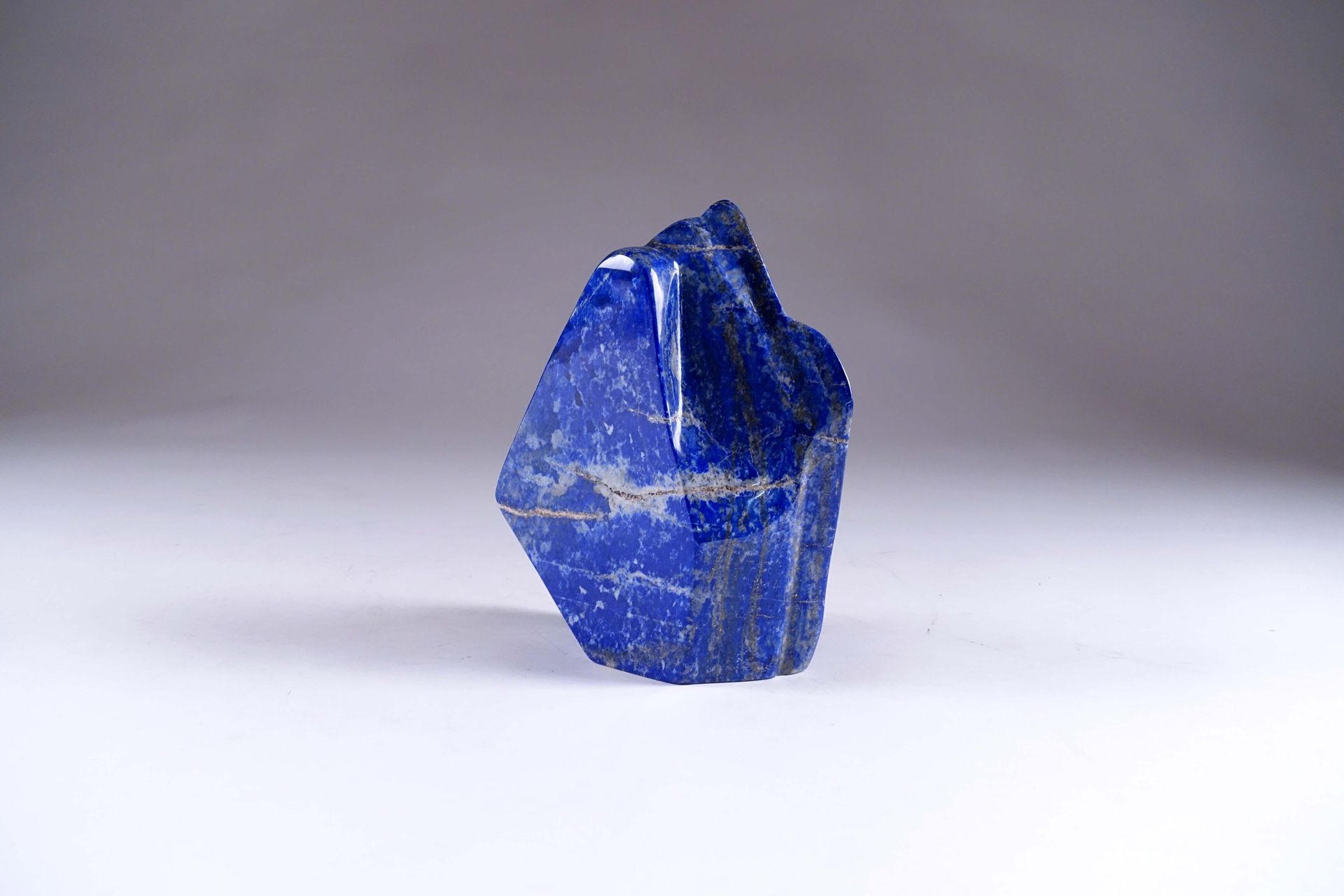 Bloc de Lapis-lazuli. Polished on all sides. Height: 22 cm.