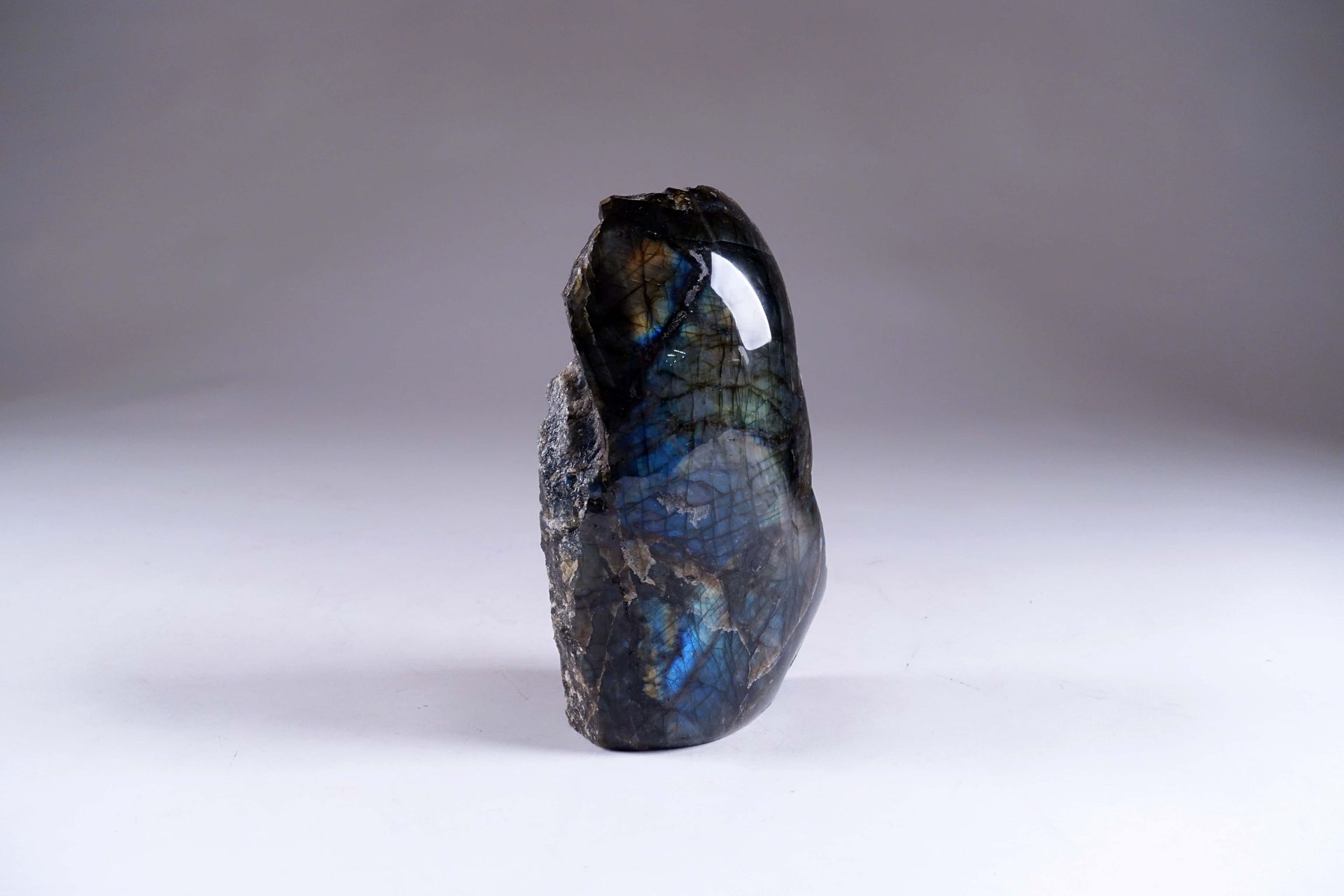 Bloc de Labradorite. Aux reflets irisés bleu et or. Madagascar. Hauteur : 24 cm.